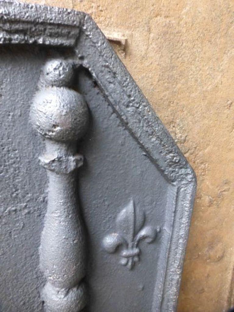 Francese Rivestimento del camino francese del 18° secolo con pilastri e fuochi d'artificio in vendita