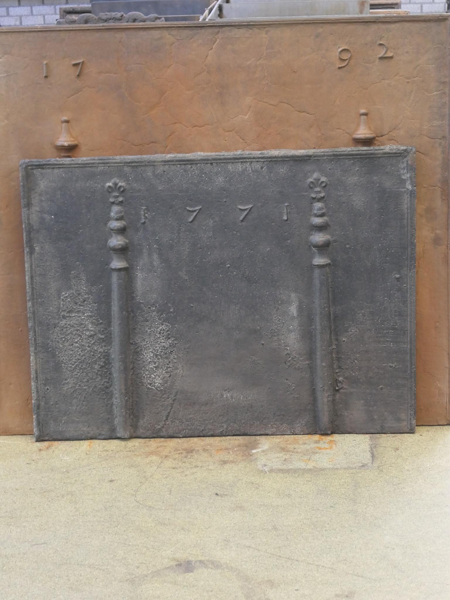 Französischer Kaminschirm / Rückwand aus dem 18. Jahrhundert mit Säulen und Fleurs de Lys (Louis XIV.) im Angebot
