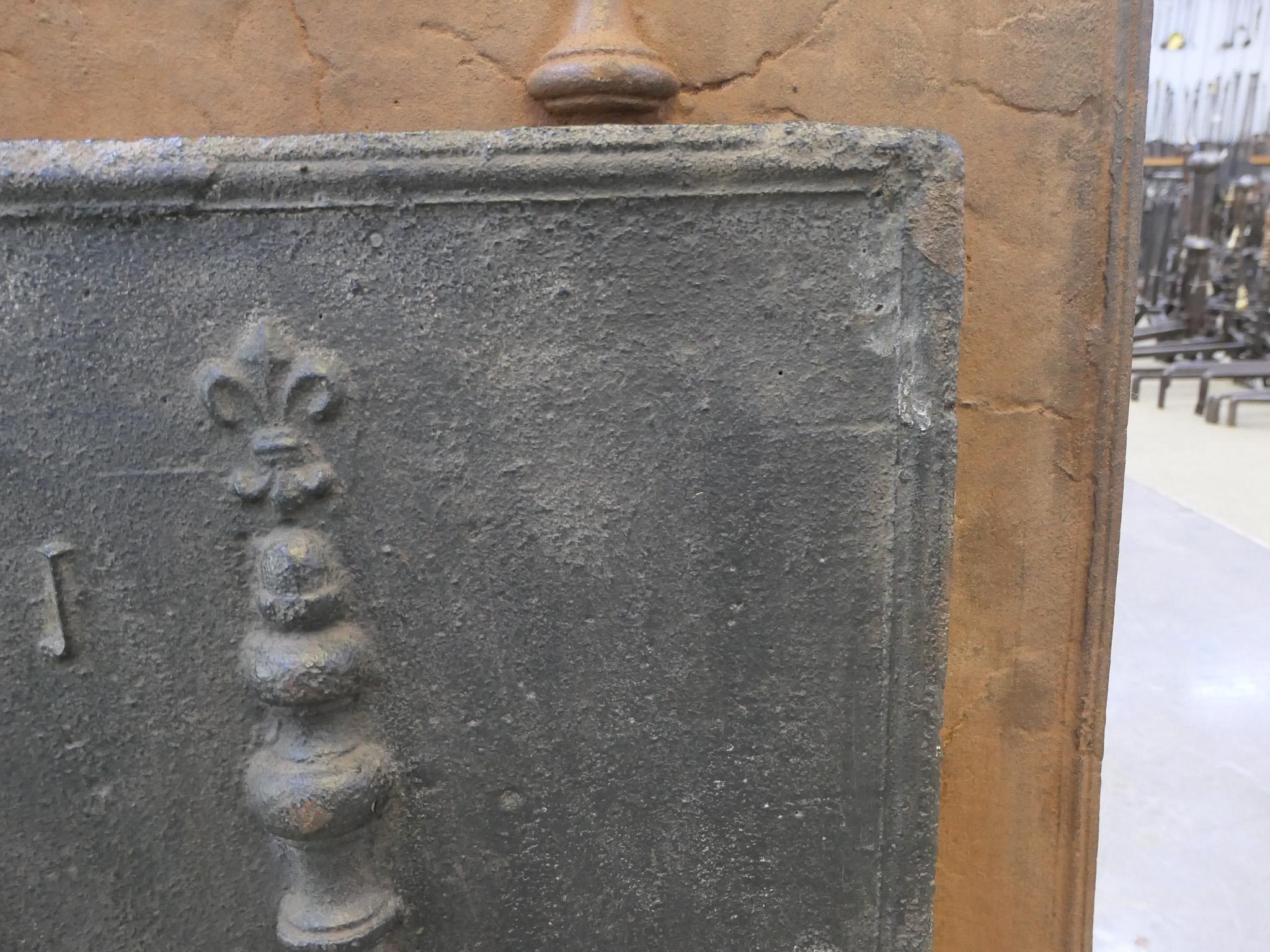 Französischer Kaminschirm / Rückwand aus dem 18. Jahrhundert mit Säulen und Fleurs de Lys (18. Jahrhundert und früher) im Angebot