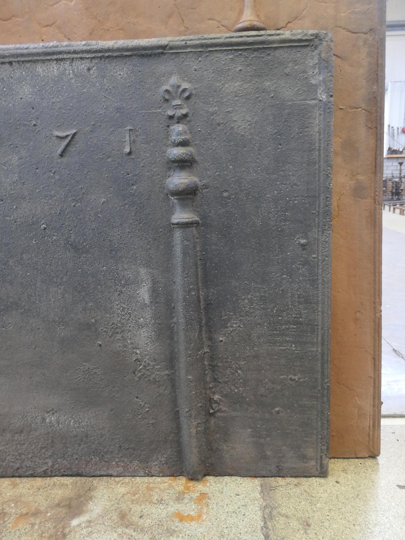 Französischer Kaminschirm / Rückwand aus dem 18. Jahrhundert mit Säulen und Fleurs de Lys (Eisen) im Angebot
