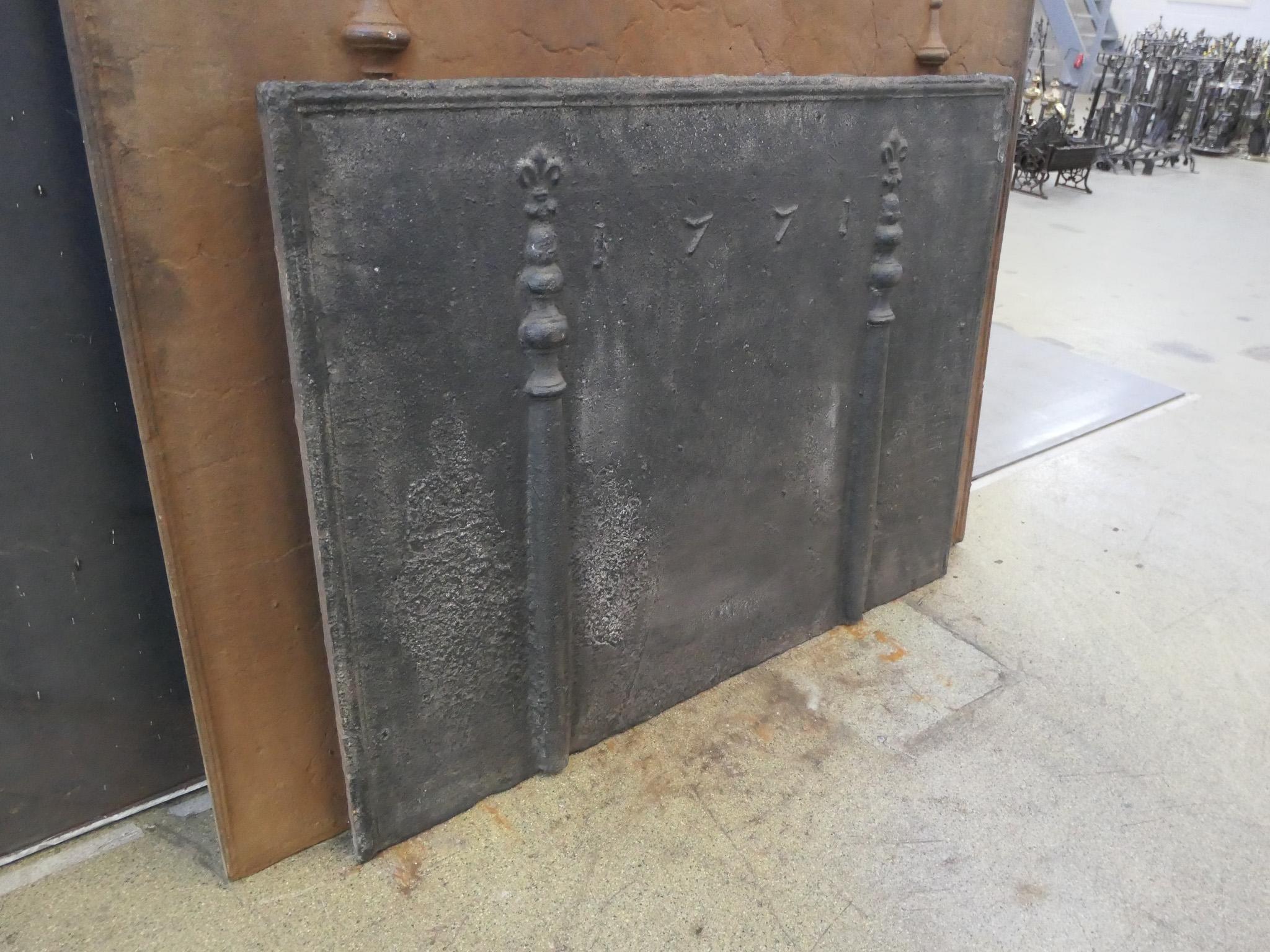 Französischer Kaminschirm / Rückwand aus dem 18. Jahrhundert mit Säulen und Fleurs de Lys im Angebot 1