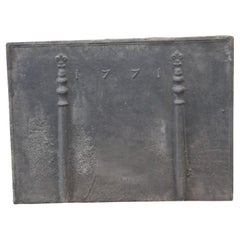 Plaque de cheminée française du 18ème siècle avec piliers et fleurs de lys