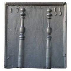 Respaldo de chimenea francés del siglo XVIII con columnas de Hércules, fechado en 1755