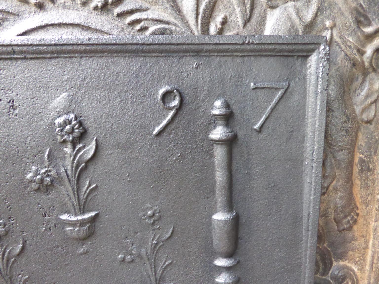 18th Century French Fireback / Backsplash 'Pillars with Flower Vases' In Good Condition For Sale In Soest, NL