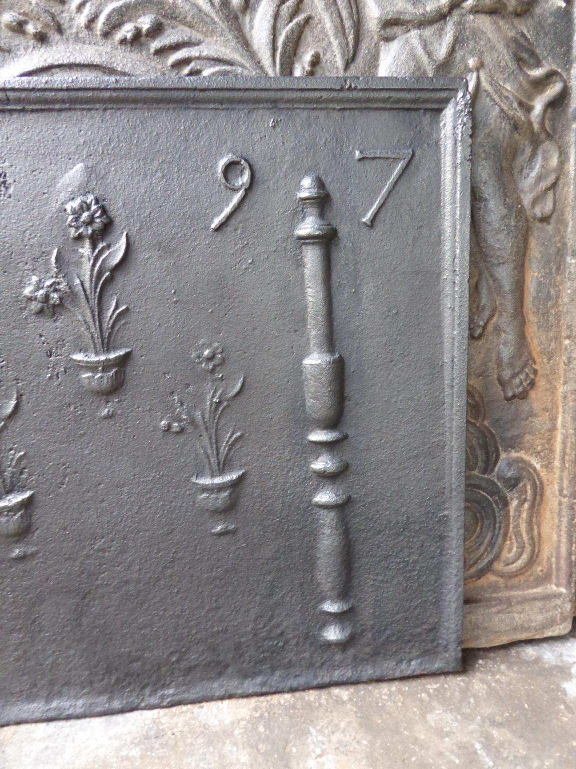 XVIIIe siècle et antérieur Plaque de cheminée française du 18ème siècle / dossplash Pillars with Flower Vases en vente