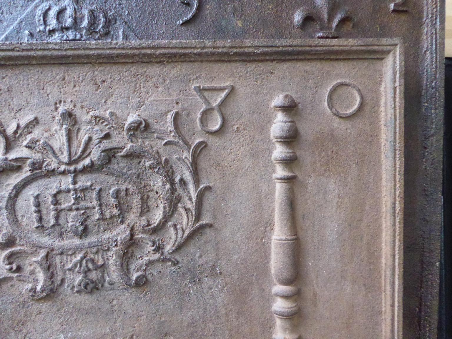 18th Century French Fireback / Backsplash 'Pillars with Medieval IHS Monogram' In Good Condition For Sale In Soest, NL
