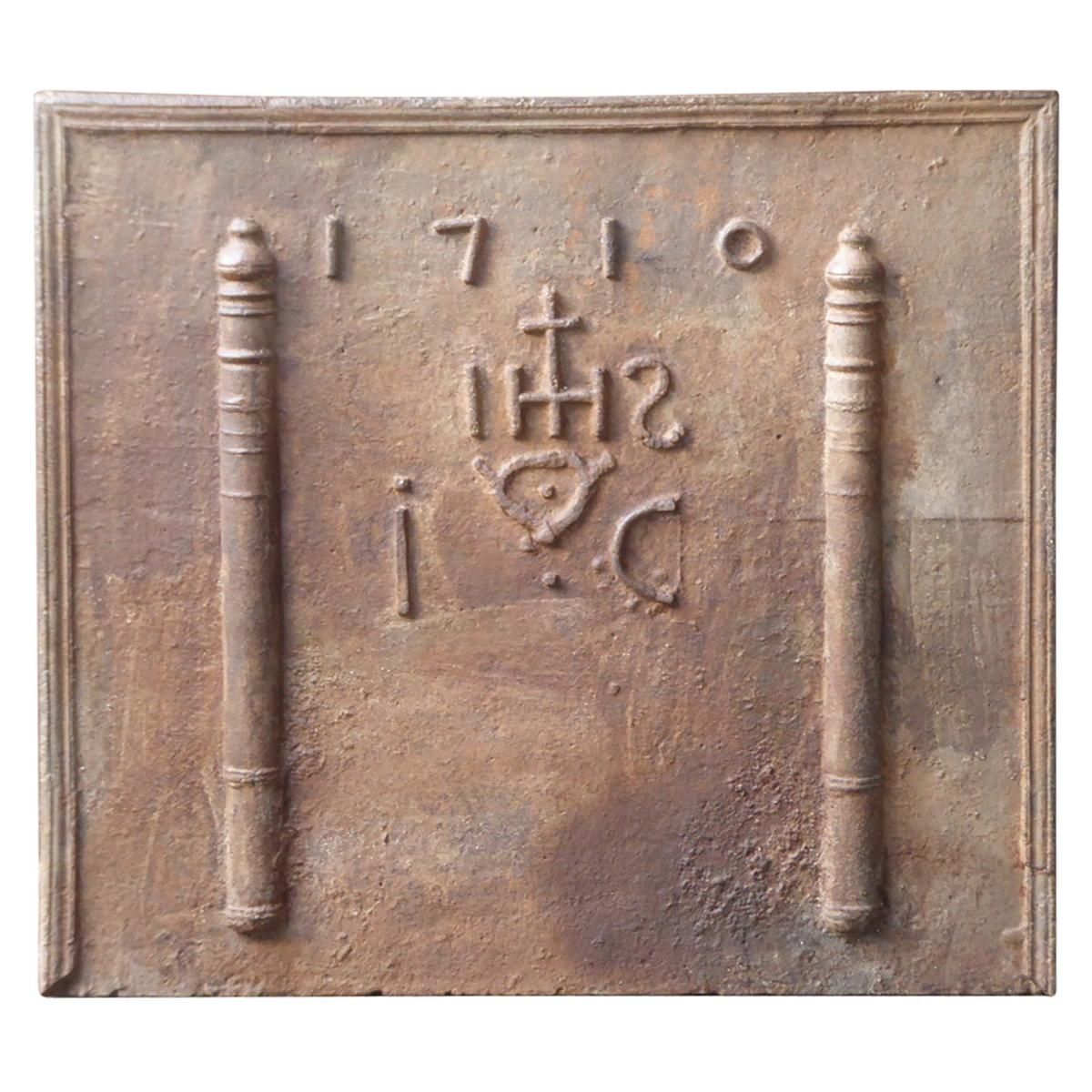 Plaque de cheminée française du 18ème siècle « Pillars with Medieval IHS Monogram »