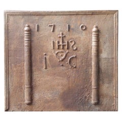 Französische Kaminrückwand des 18. Jahrhunderts 'Säulen mit mittelalterlichem IHS-Monogramm