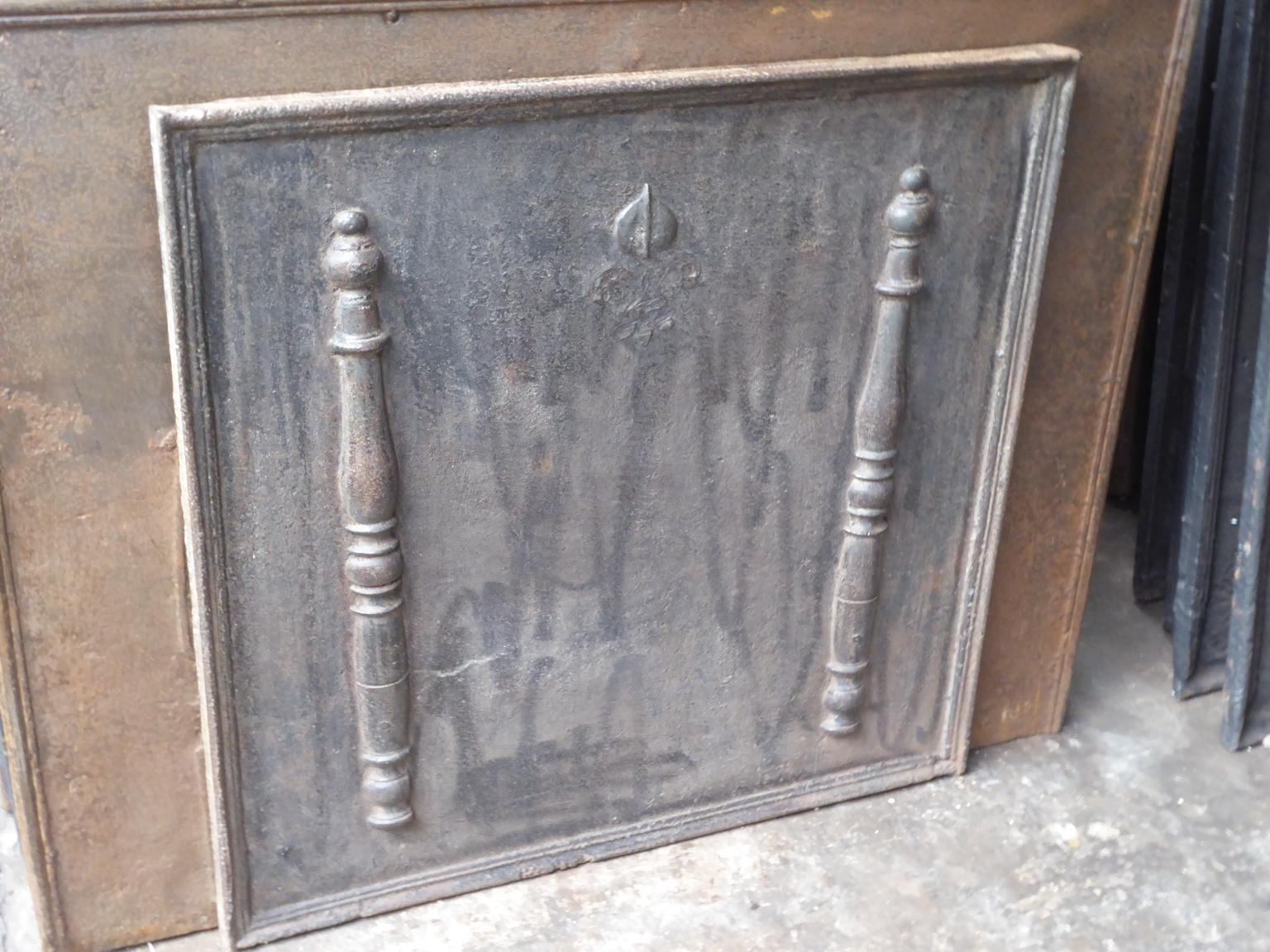 17th - 18th Century French Fireback / Backsplash with Pillars and Fleurs de Lys In Good Condition For Sale In Amerongen, NL