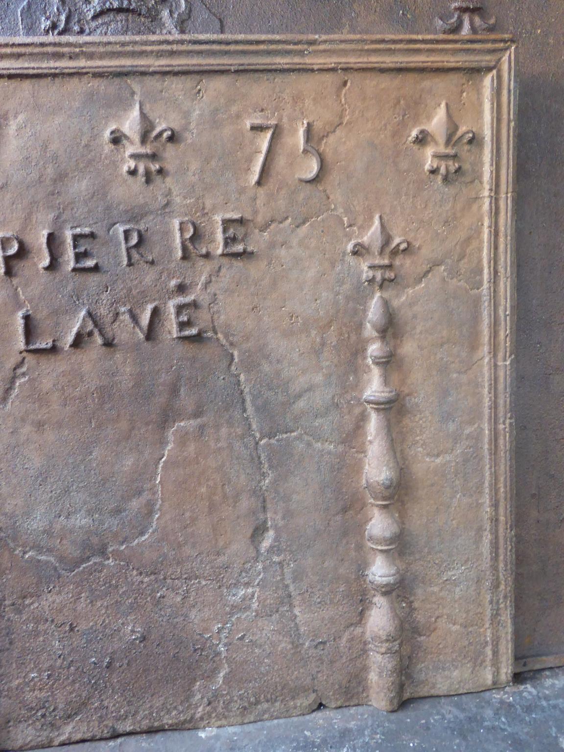 Plaque de cheminée française du 18ème siècle avec piliers et fleurs de lys Bon état - En vente à Amerongen, NL