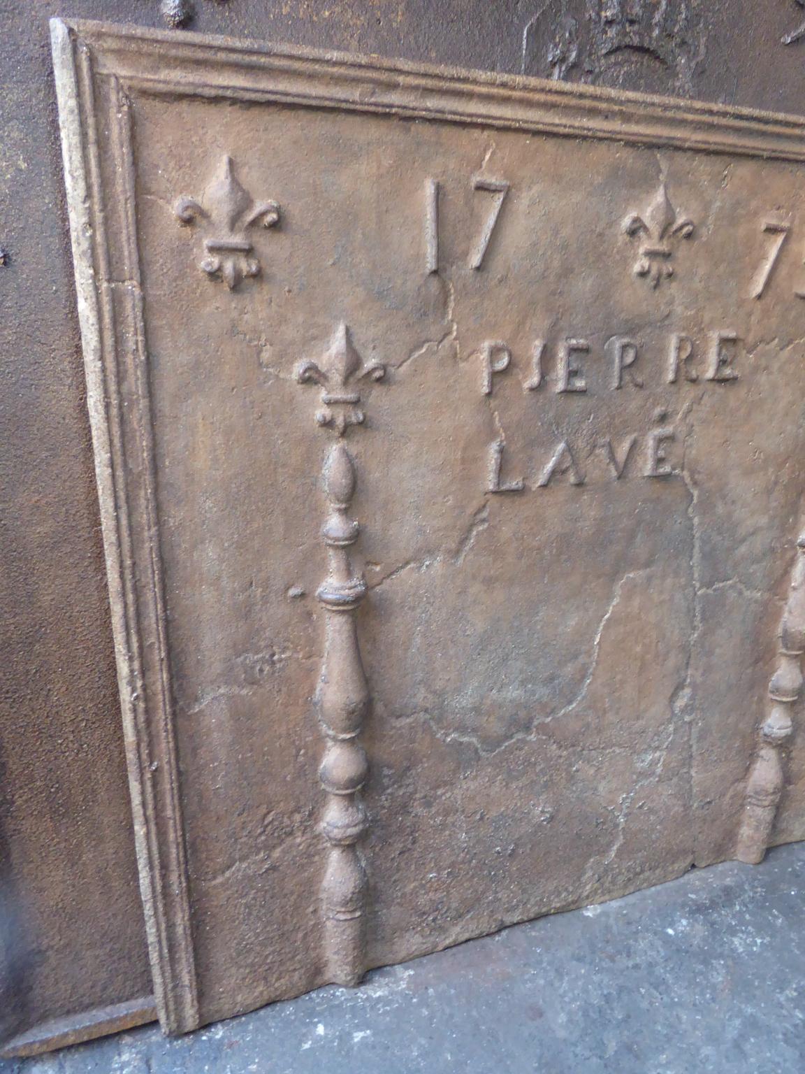 XVIIIe siècle et antérieur Plaque de cheminée française du 18ème siècle avec piliers et fleurs de lys en vente