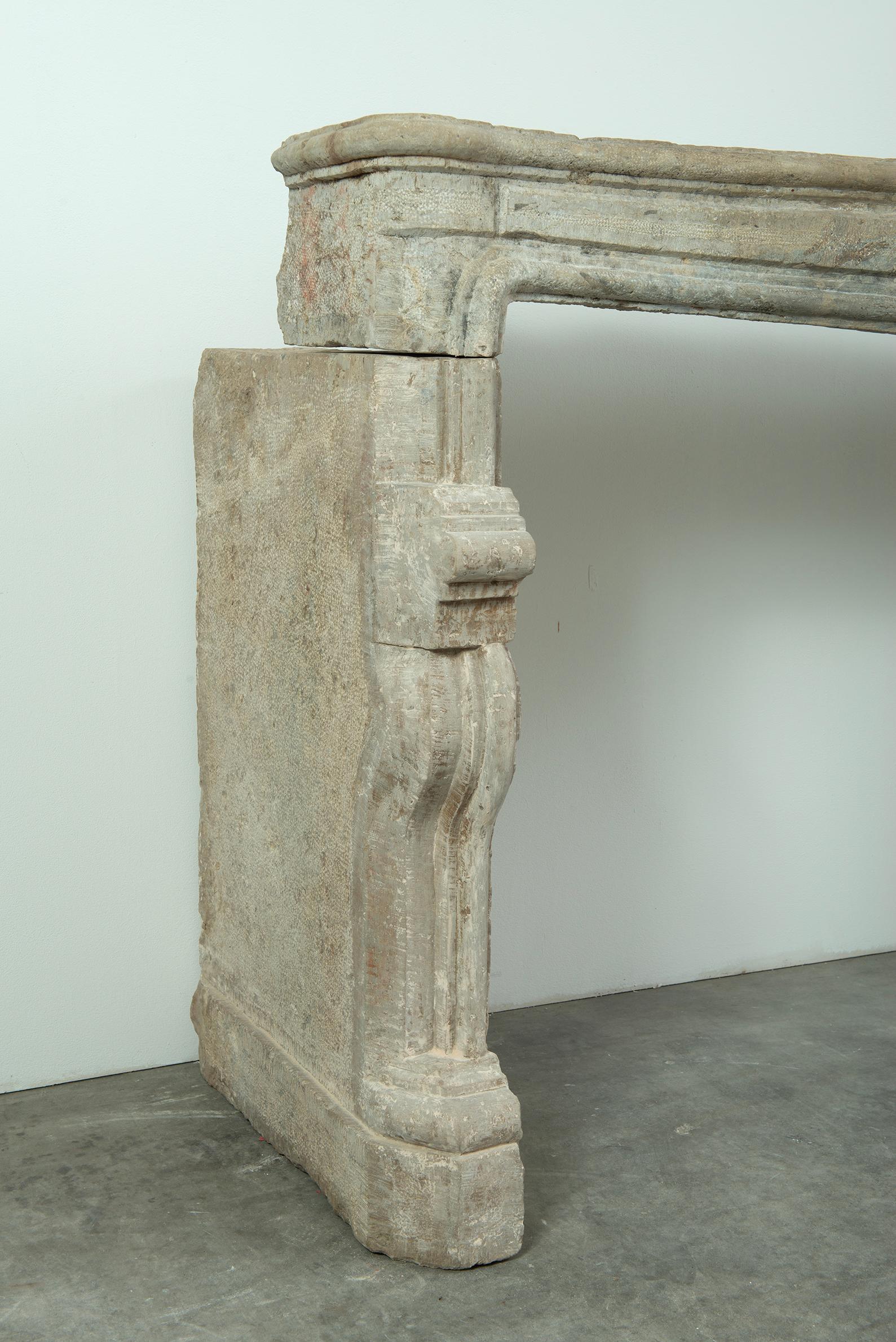 18th Century French Fireplace in Rare Bi-Color Buxy Limestone from Saône-et-Loir en venta 3