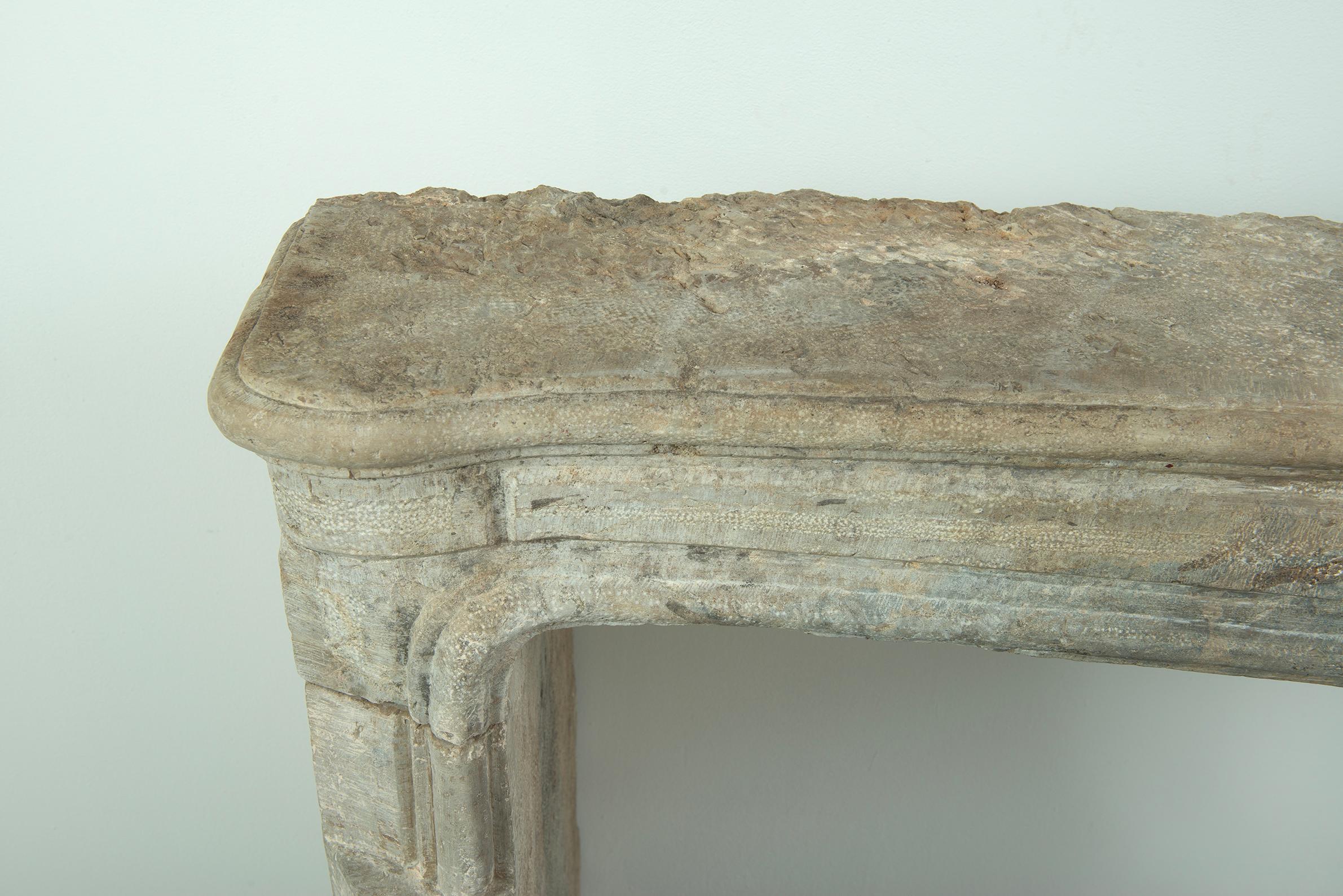 18th Century French Fireplace in Rare Bi-Color Buxy Limestone from Saône-et-Loir en venta 4