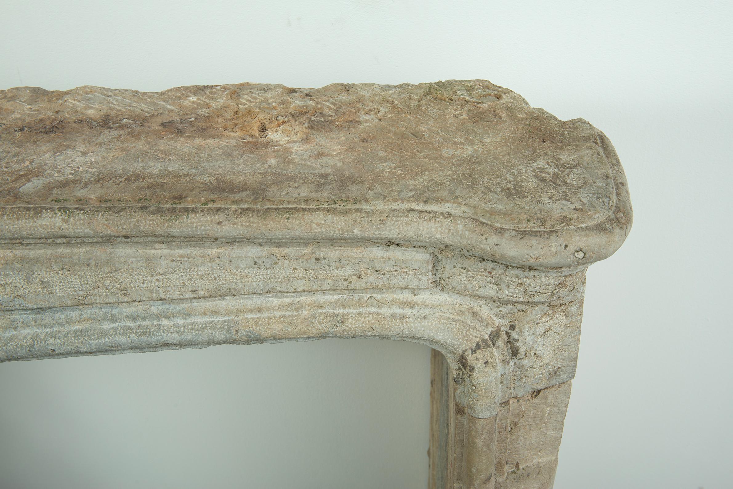 18th Century French Fireplace in Rare Bi-Color Buxy Limestone from Saône-et-Loir en venta 6
