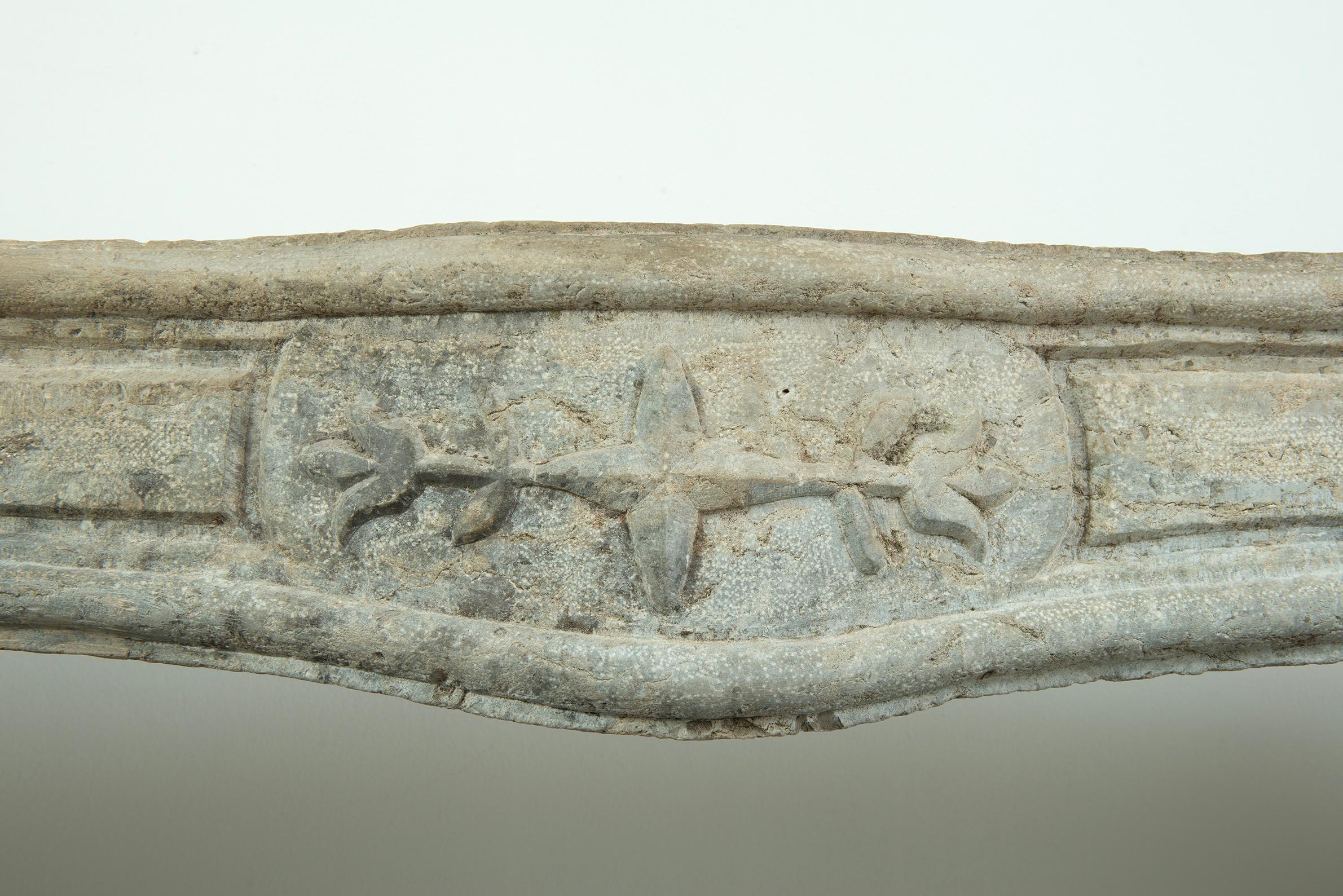 18th Century French Fireplace in Rare Bi-Color Buxy Limestone from Saône-et-Loir en venta 7