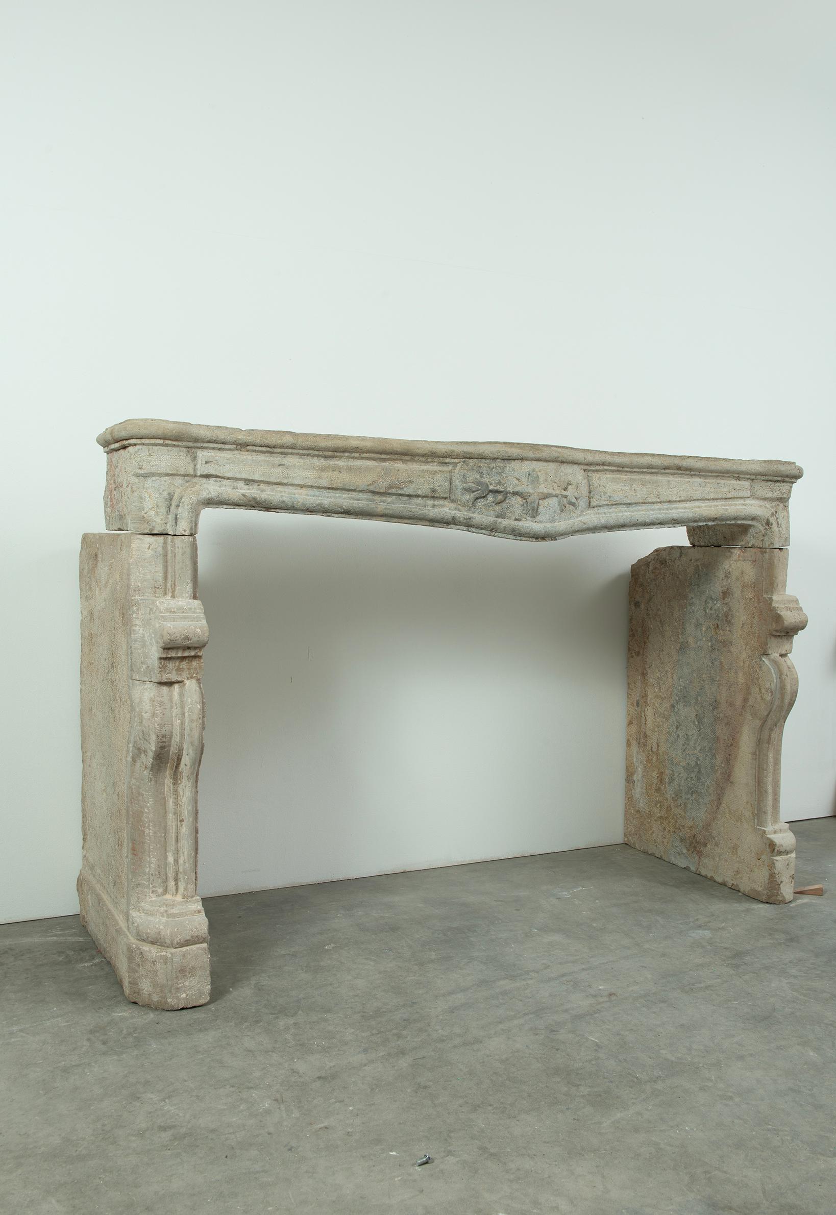 18th Century French Fireplace in Rare Bi-Color Buxy Limestone from Saône-et-Loir en venta 8