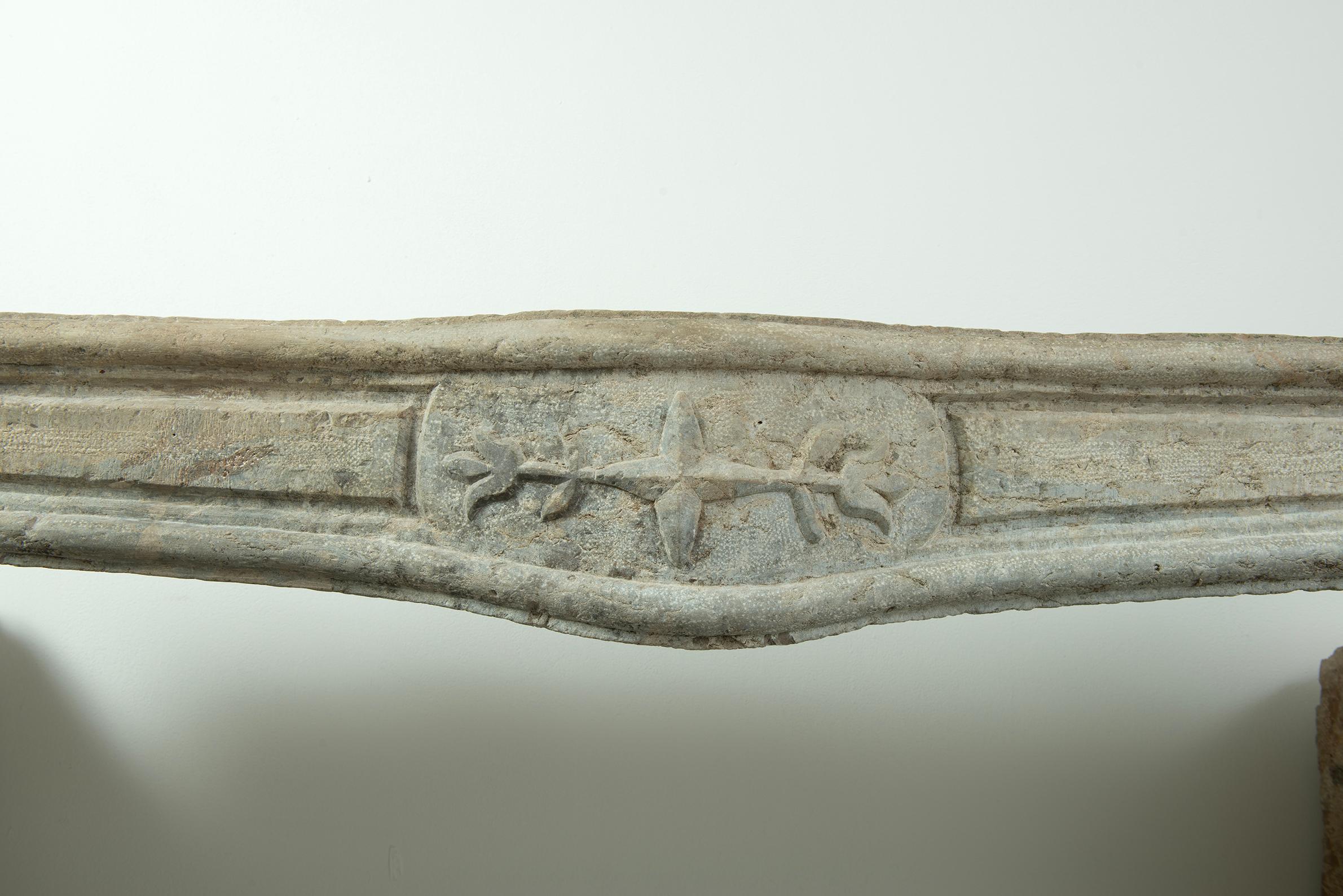 18th Century French Fireplace in Rare Bi-Color Buxy Limestone from Saône-et-Loir en venta 9