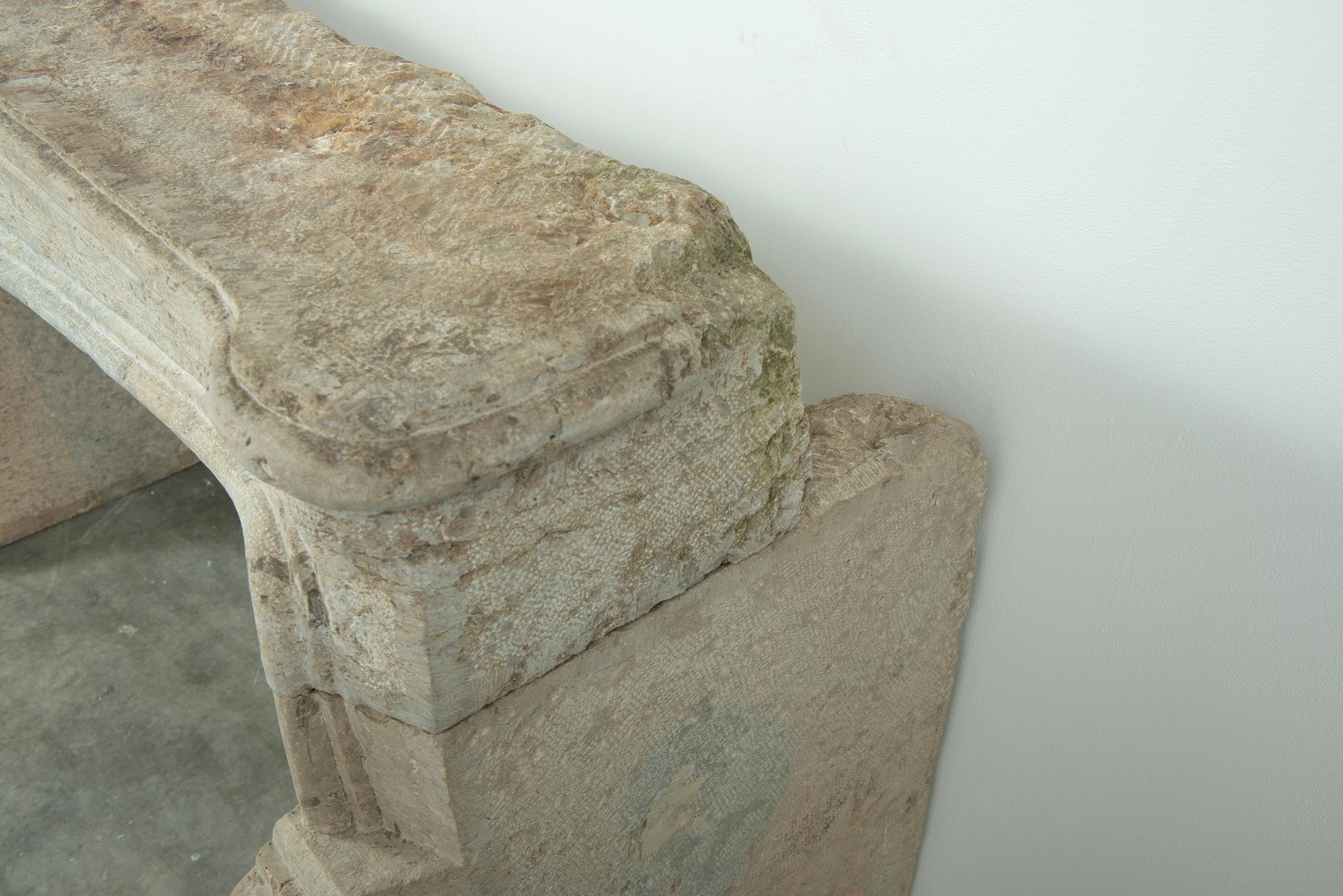 18th Century French Fireplace in Rare Bi-Color Buxy Limestone from Saône-et-Loir en venta 10