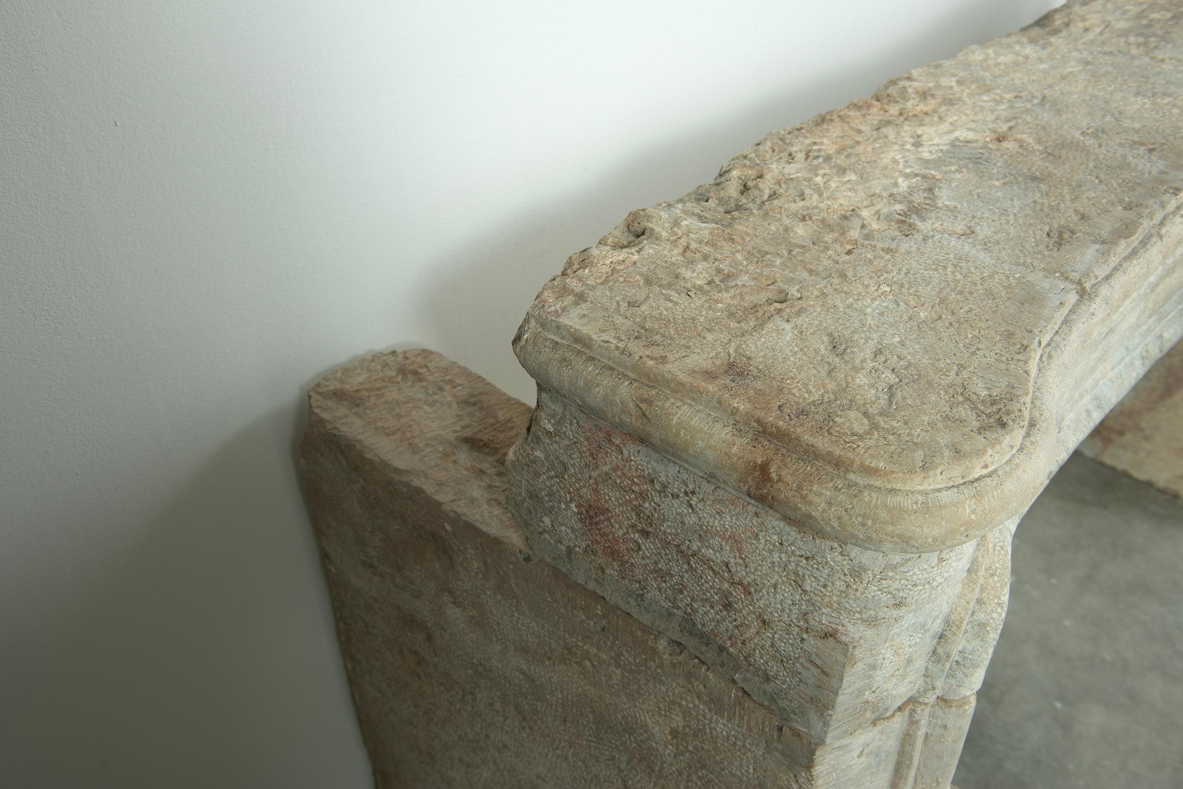 18th Century French Fireplace in Rare Bi-Color Buxy Limestone from Saône-et-Loir en venta 11