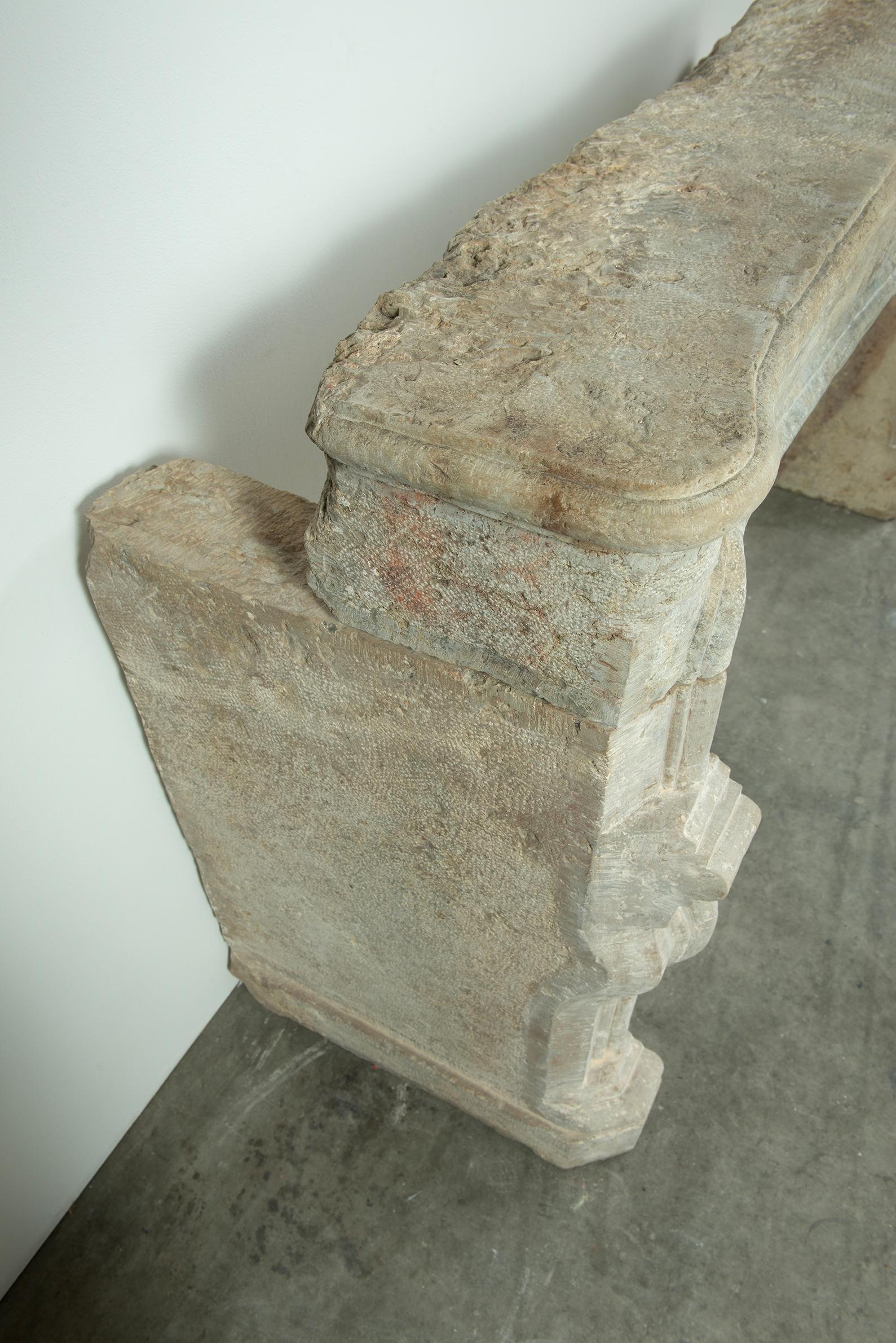 18th Century French Fireplace in Rare Bi-Color Buxy Limestone from Saône-et-Loir en venta 12