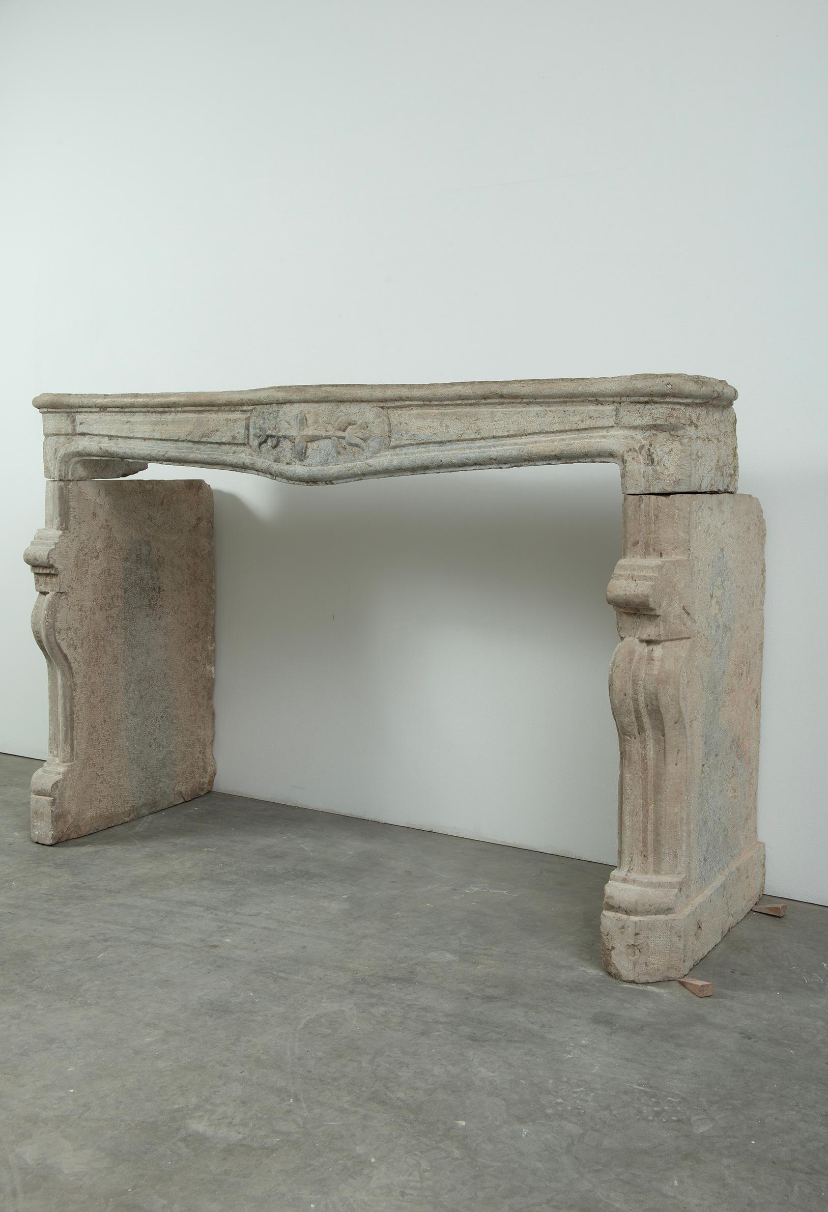 18th Century French Fireplace in Rare Bi-Color Buxy Limestone from Saône-et-Loir Francés en venta