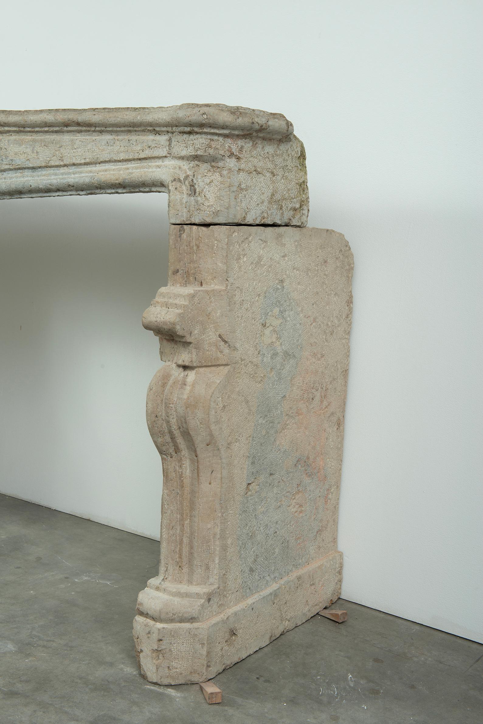 18th Century French Fireplace in Rare Bi-Color Buxy Limestone from Saône-et-Loir en Bueno estado para la venta en Haarlem, Noord-Holland
