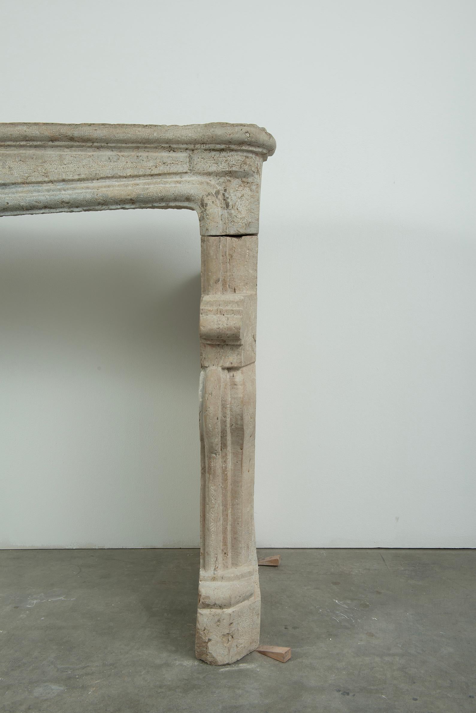 18th Century French Fireplace in Rare Bi-Color Buxy Limestone from Saône-et-Loir Piedra en venta