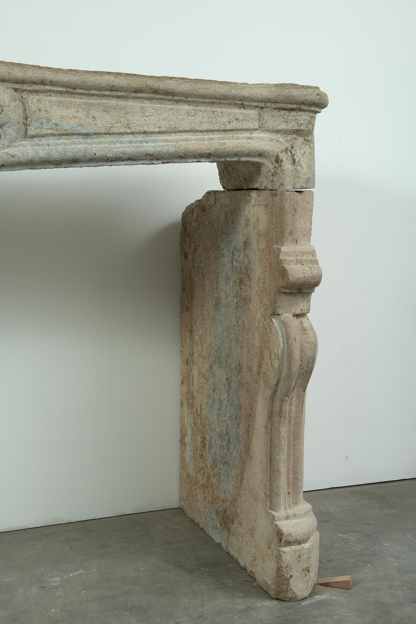 18th Century French Fireplace in Rare Bi-Color Buxy Limestone from Saône-et-Loir en venta 1