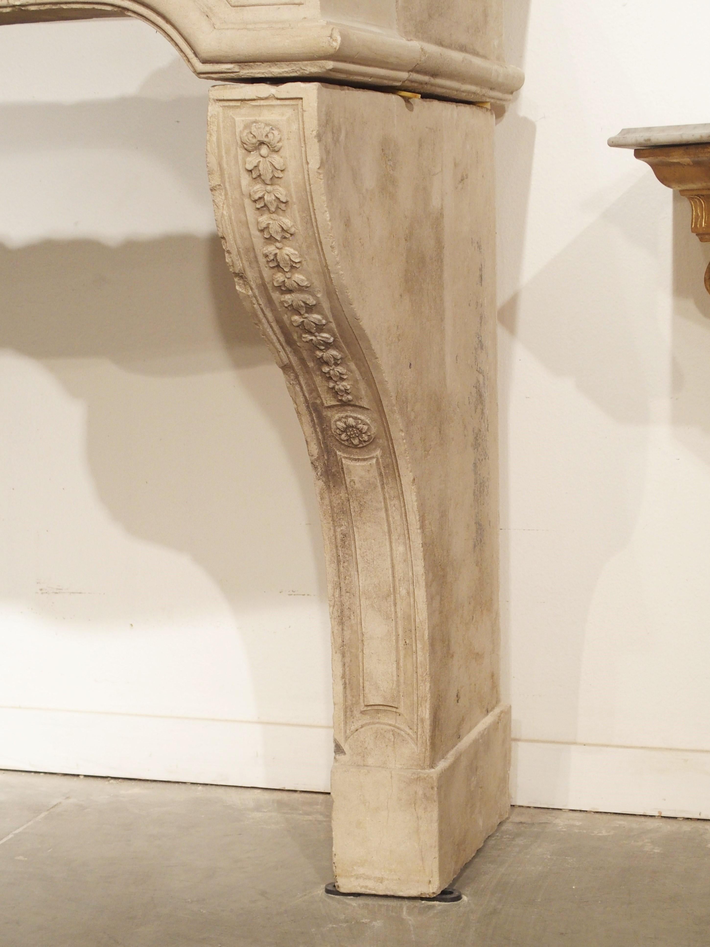 Français cheminée française du XVIIIe siècle en pierre calcaire sculptée en vente
