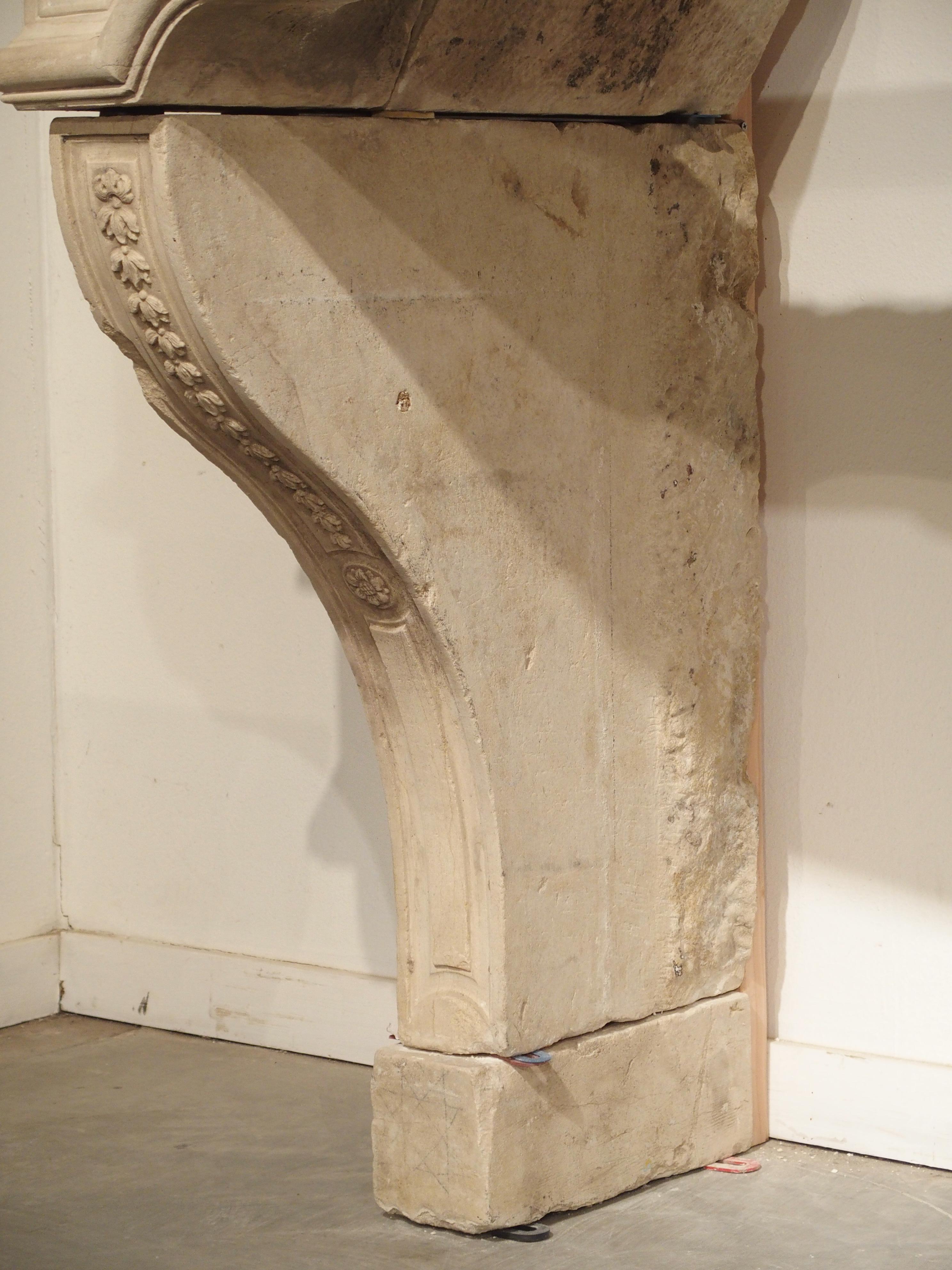 Sculpté cheminée française du XVIIIe siècle en pierre calcaire sculptée en vente
