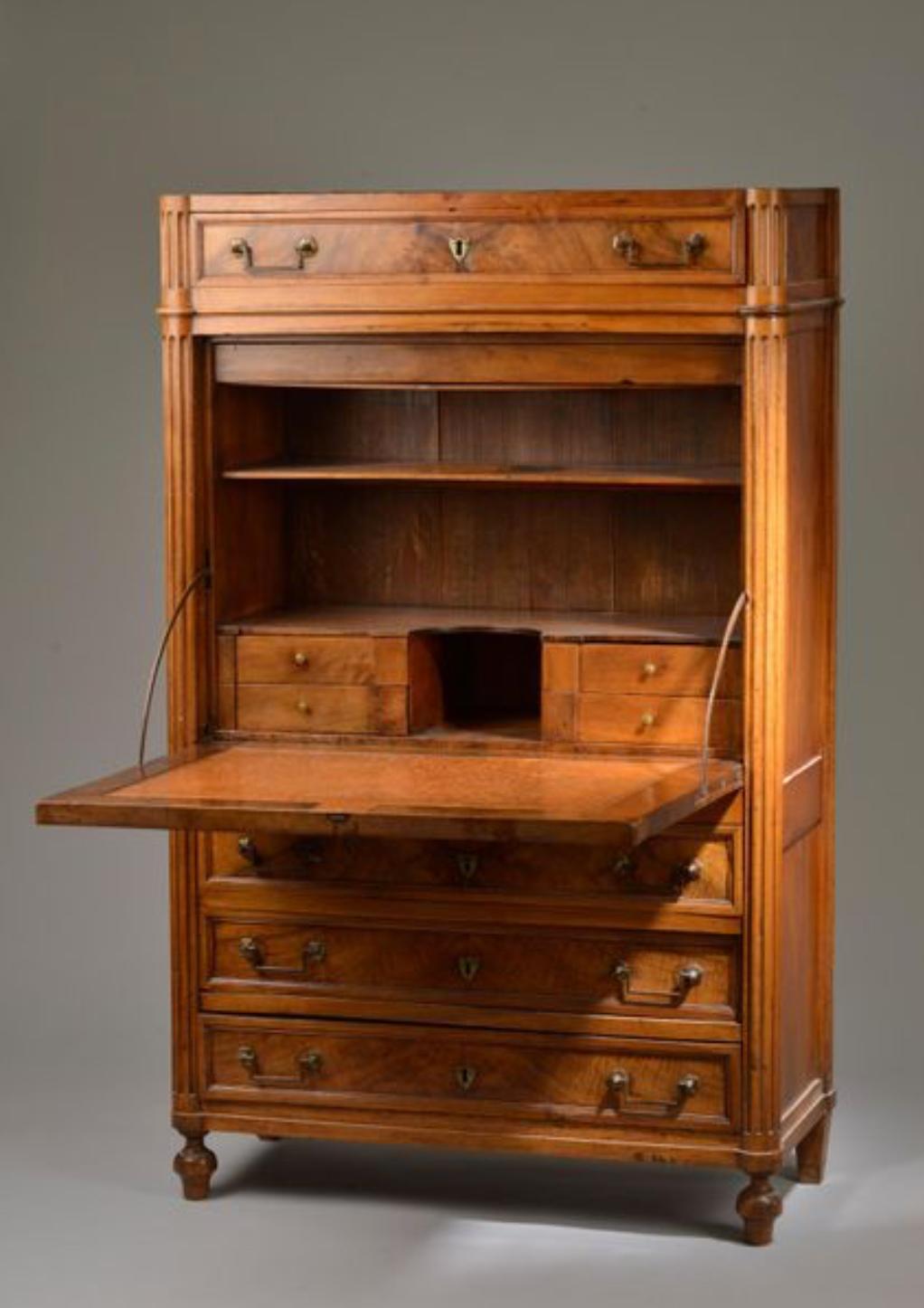 19th century folding secretary in walnut veneer and flamed mahogany opening to a drawer in the upper part and three drawers in the lower part, the fluted uprights resting on small spinning feet. Original key is available. 
France, circa