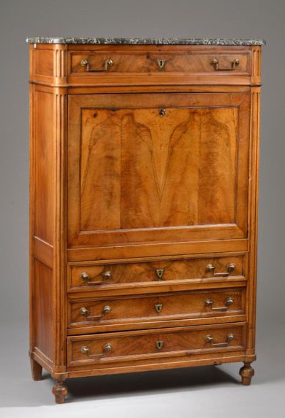 18th Century French Folding Secrétaire in Walnut Veneer, Époque Directoire In Good Condition For Sale In Sofia, BG
