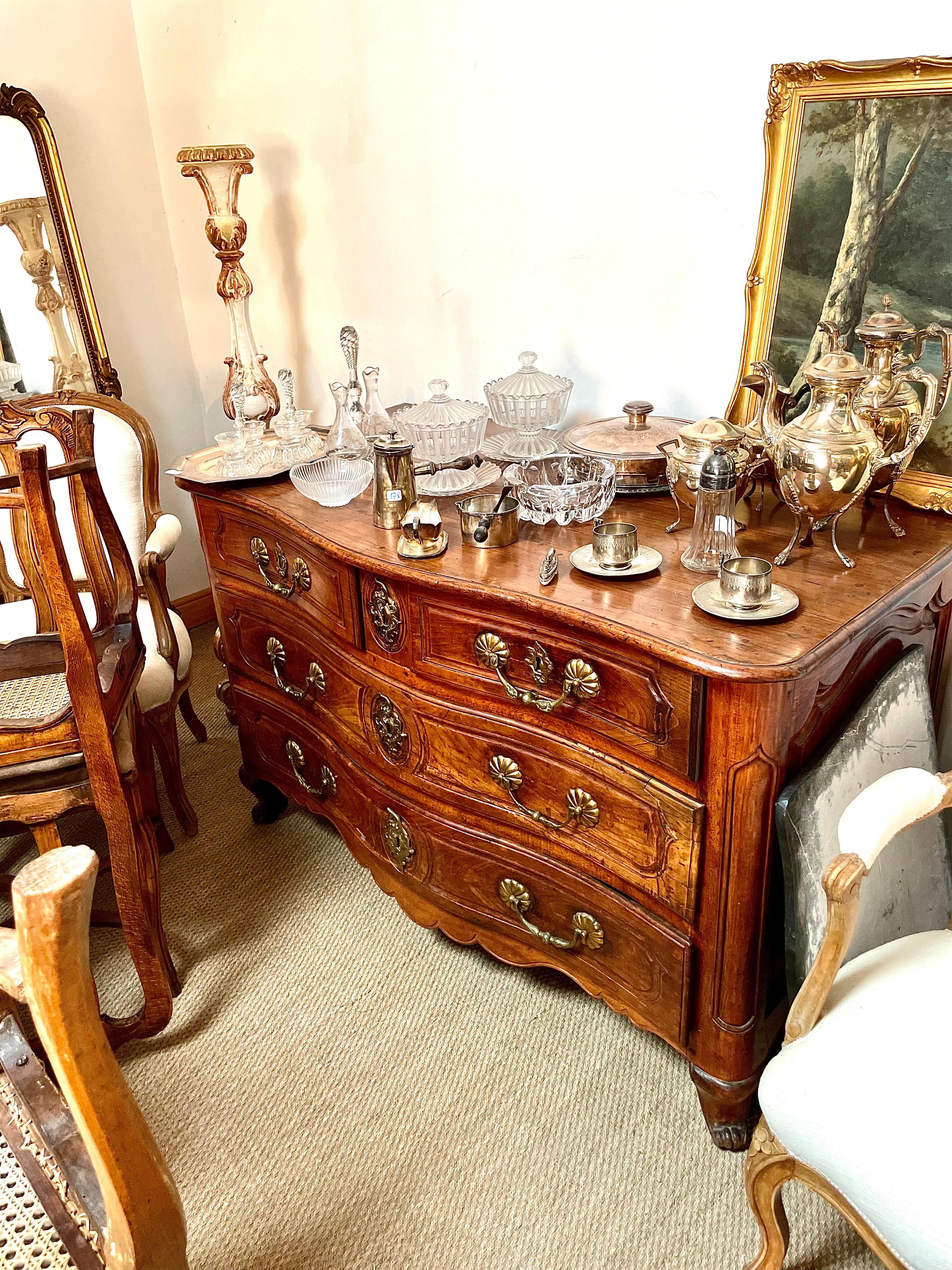 Commode francese del XVIII secolo in legno di frutto in vendita 2