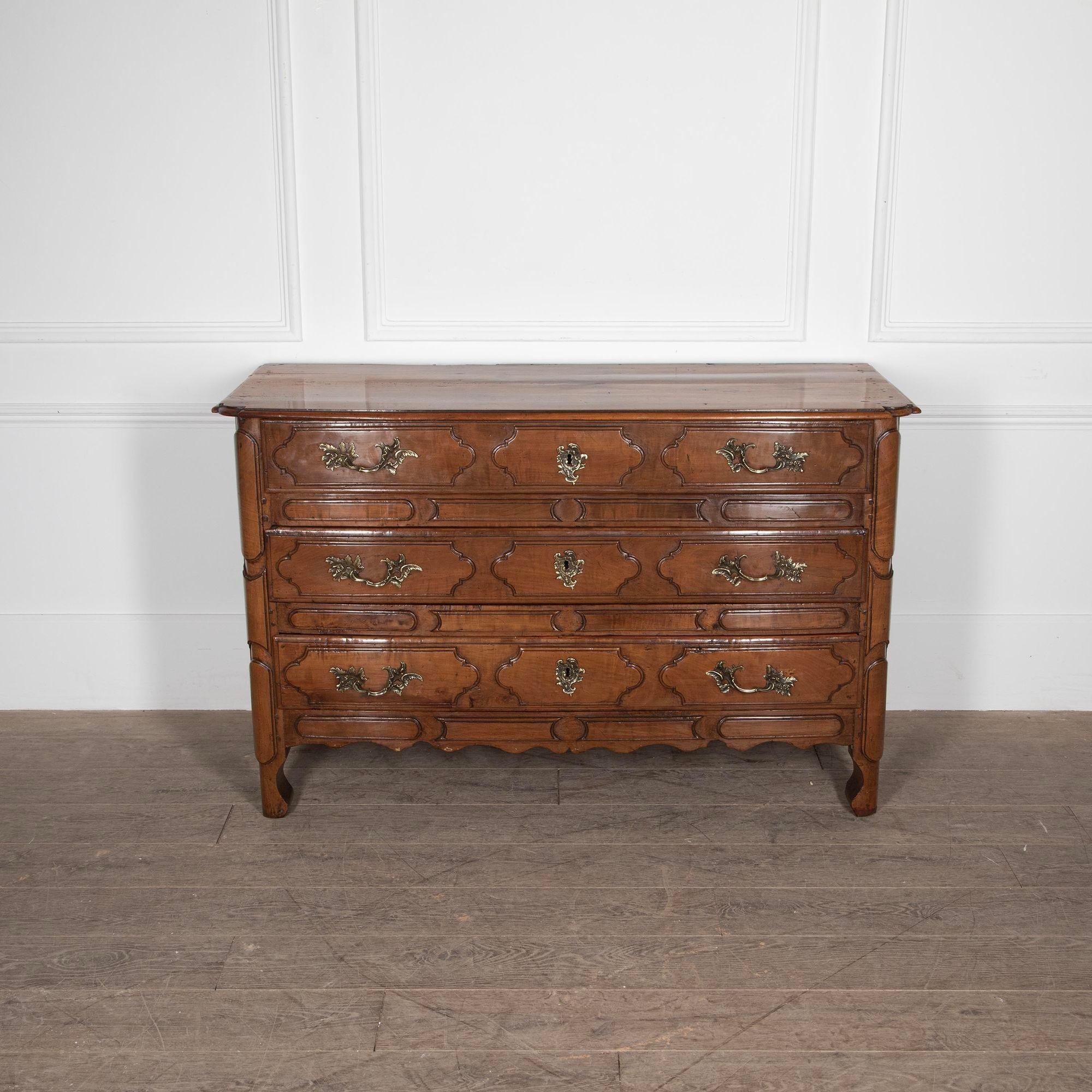 Commode francese del XVIII secolo in legno di frutta, dal design interessante e con un'ottima serie di maniglie in ormolu.