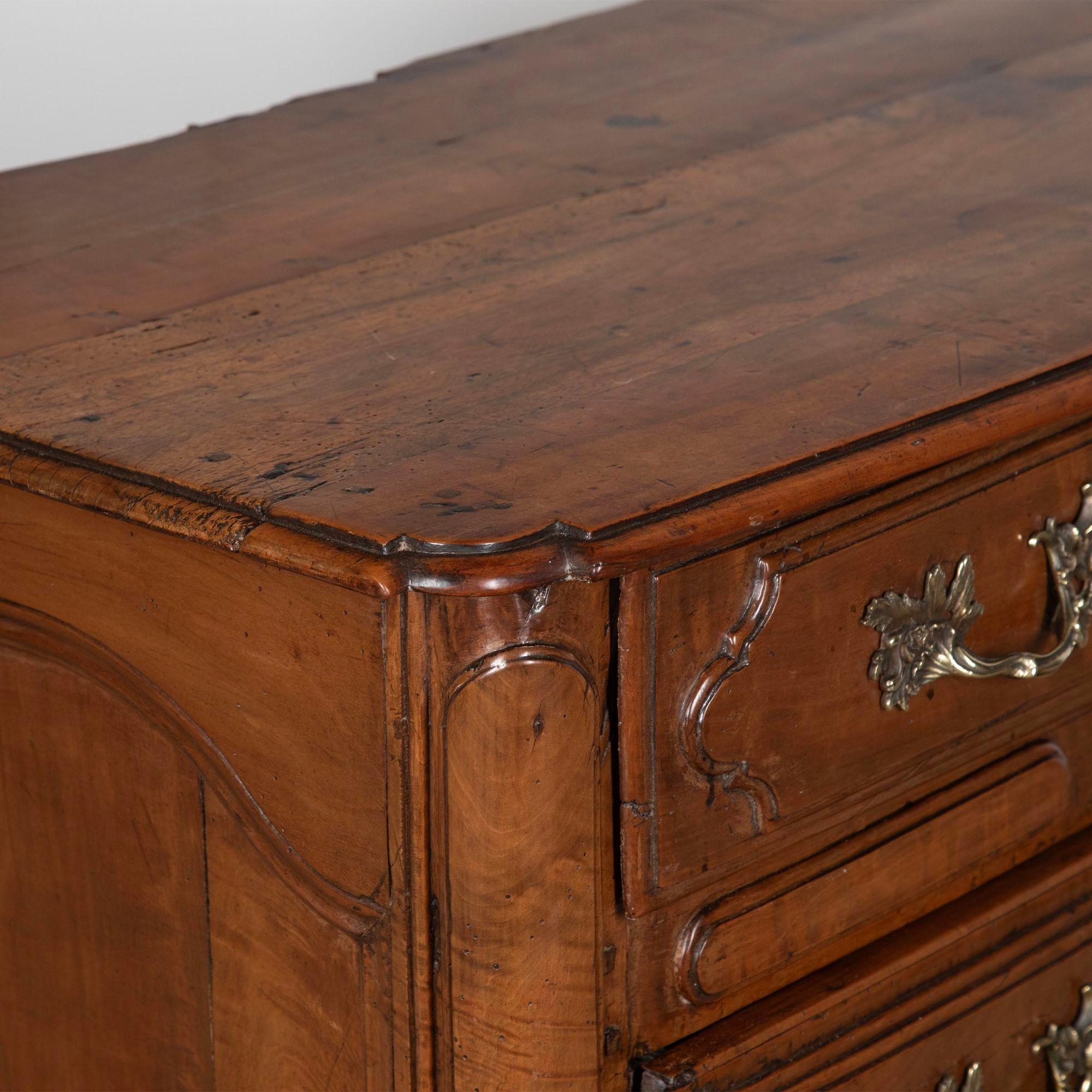 Francese Commode francese del XVIII secolo in legno di frutto in vendita