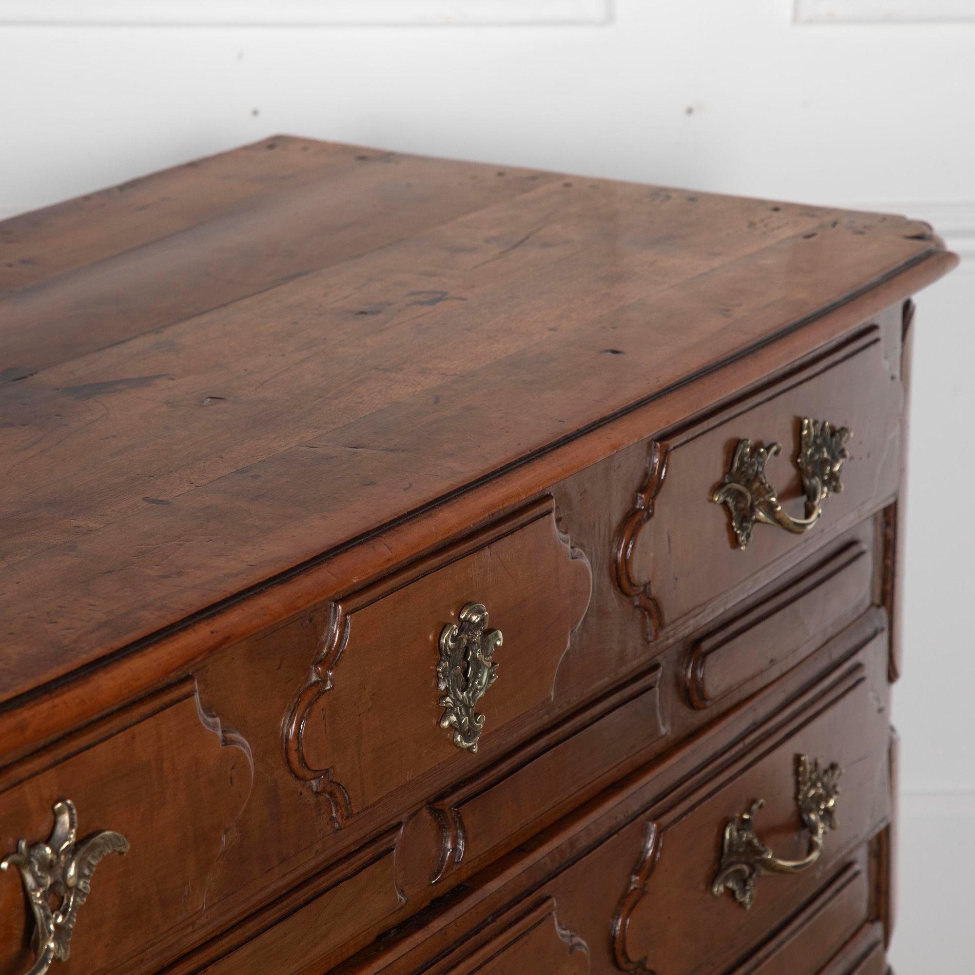 Commode francese del XVIII secolo in legno di frutto In condizioni buone in vendita a Gloucestershire, GB