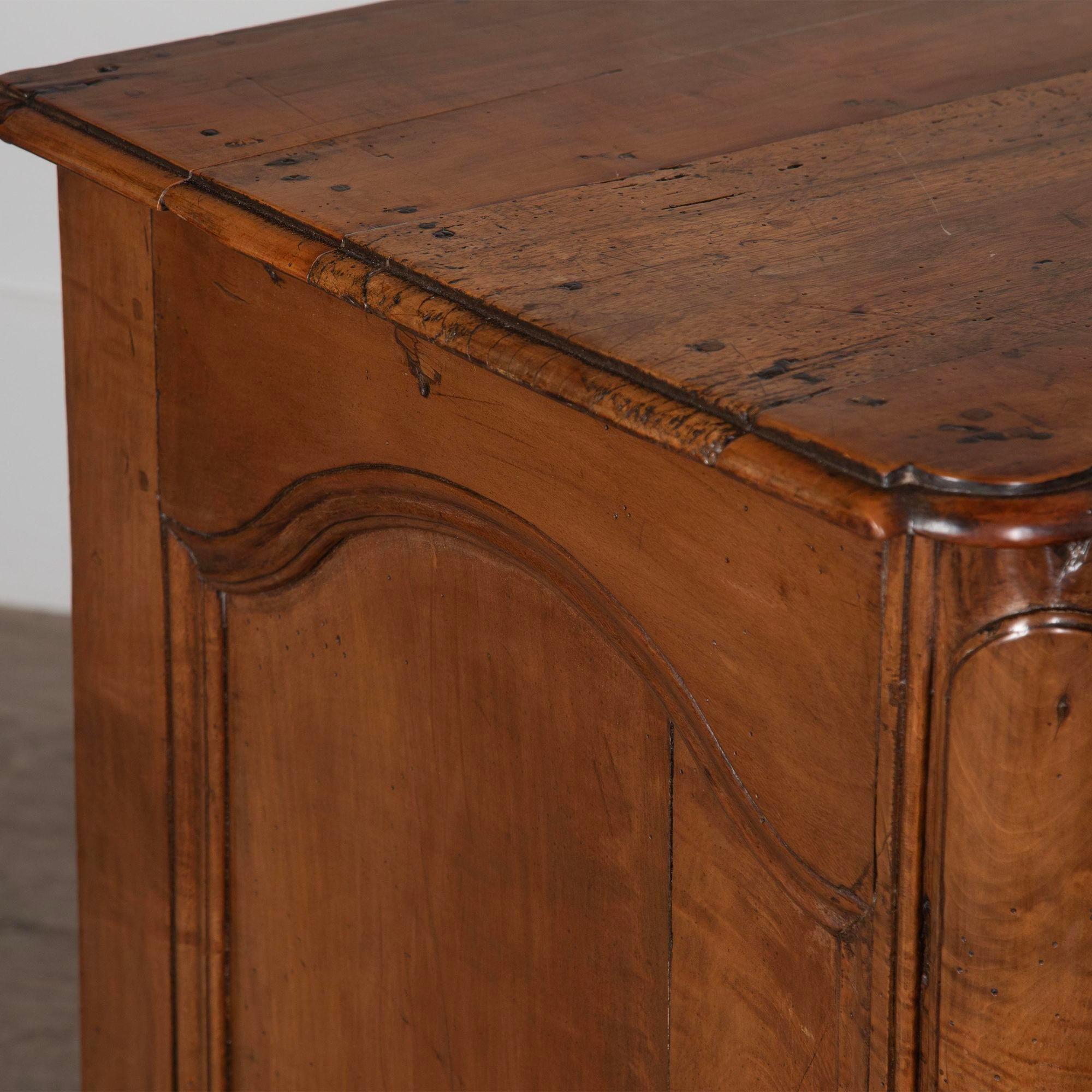 Fino al XVIII secolo Commode francese del XVIII secolo in legno di frutto in vendita