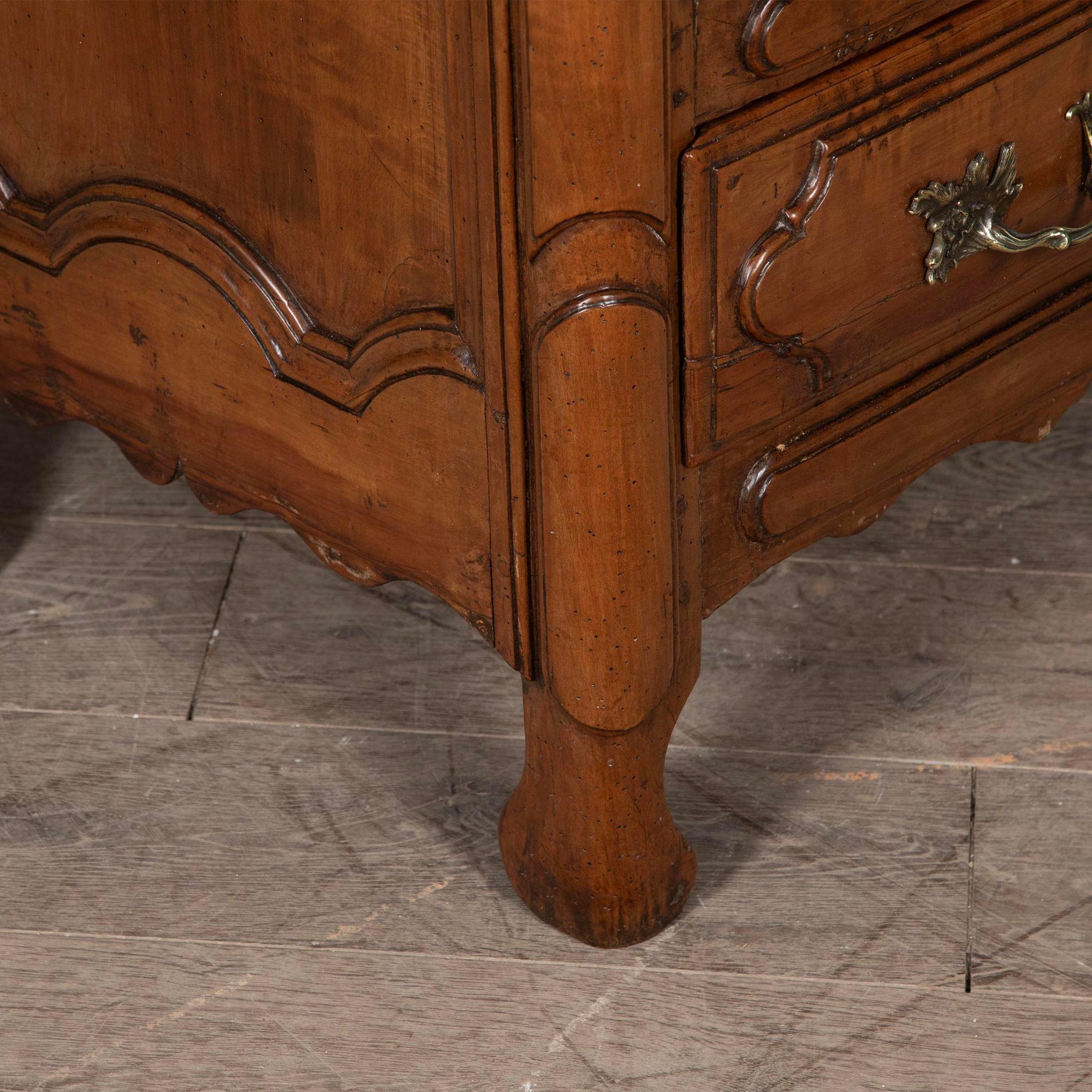 Legno di alberi da frutto Commode francese del XVIII secolo in legno di frutto in vendita