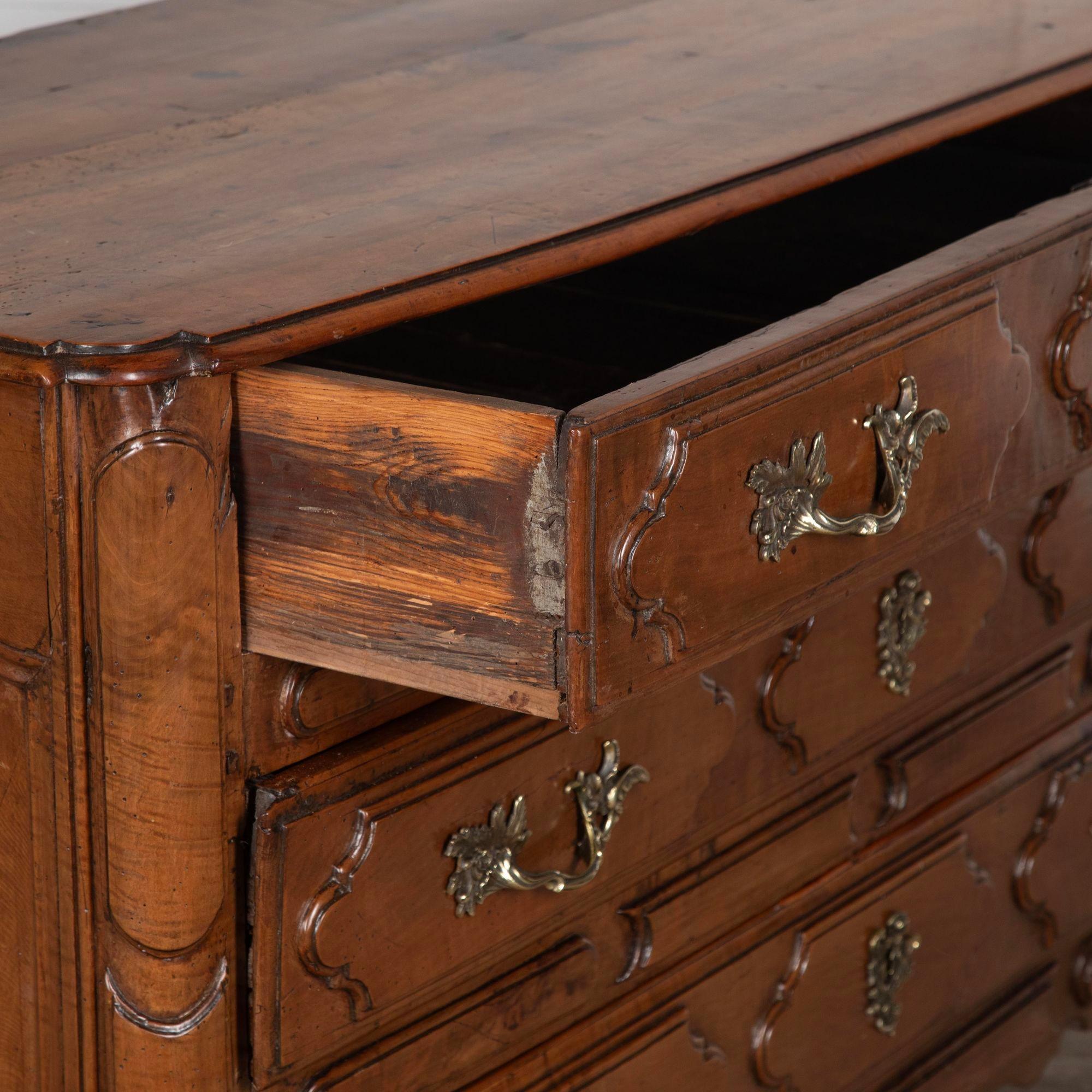 Commode francese del XVIII secolo in legno di frutto in vendita 1