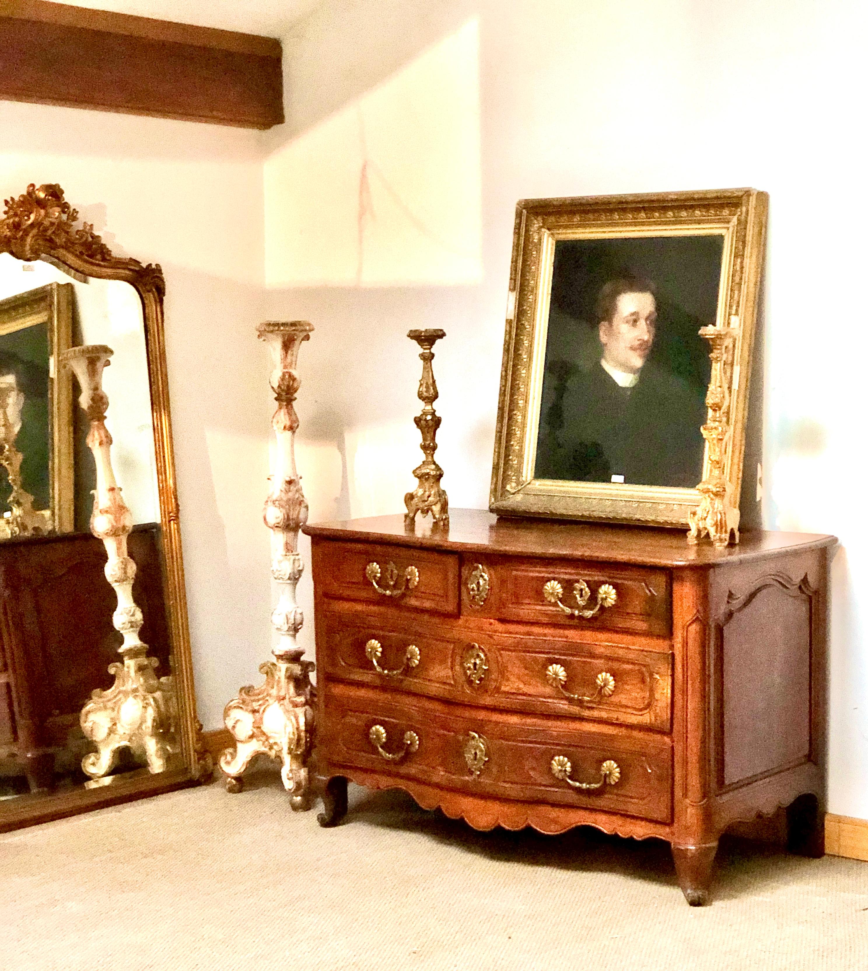 Legno di alberi da frutto Commode francese del XVIII secolo in legno di frutto in vendita