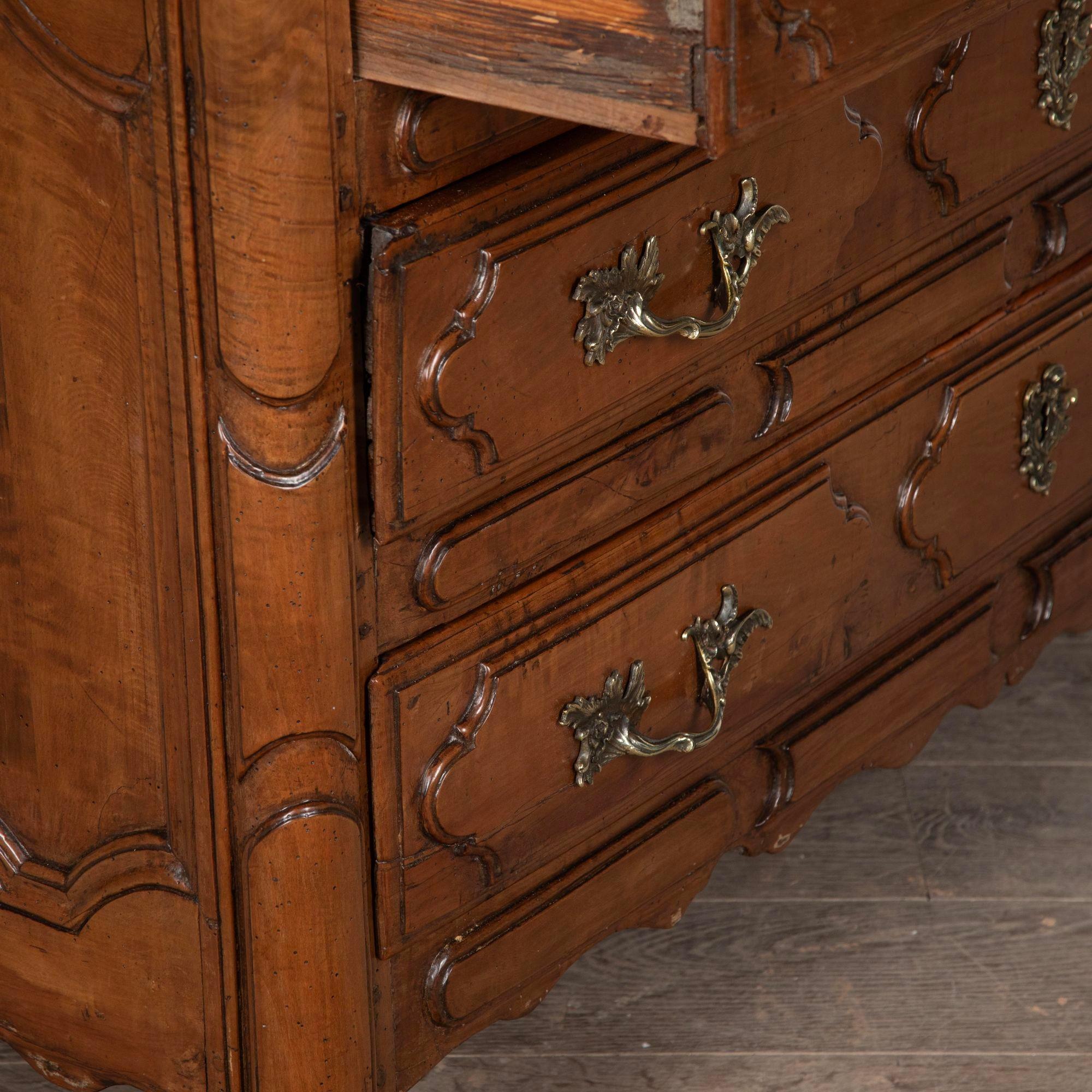 Commode francese del XVIII secolo in legno di frutto in vendita 2