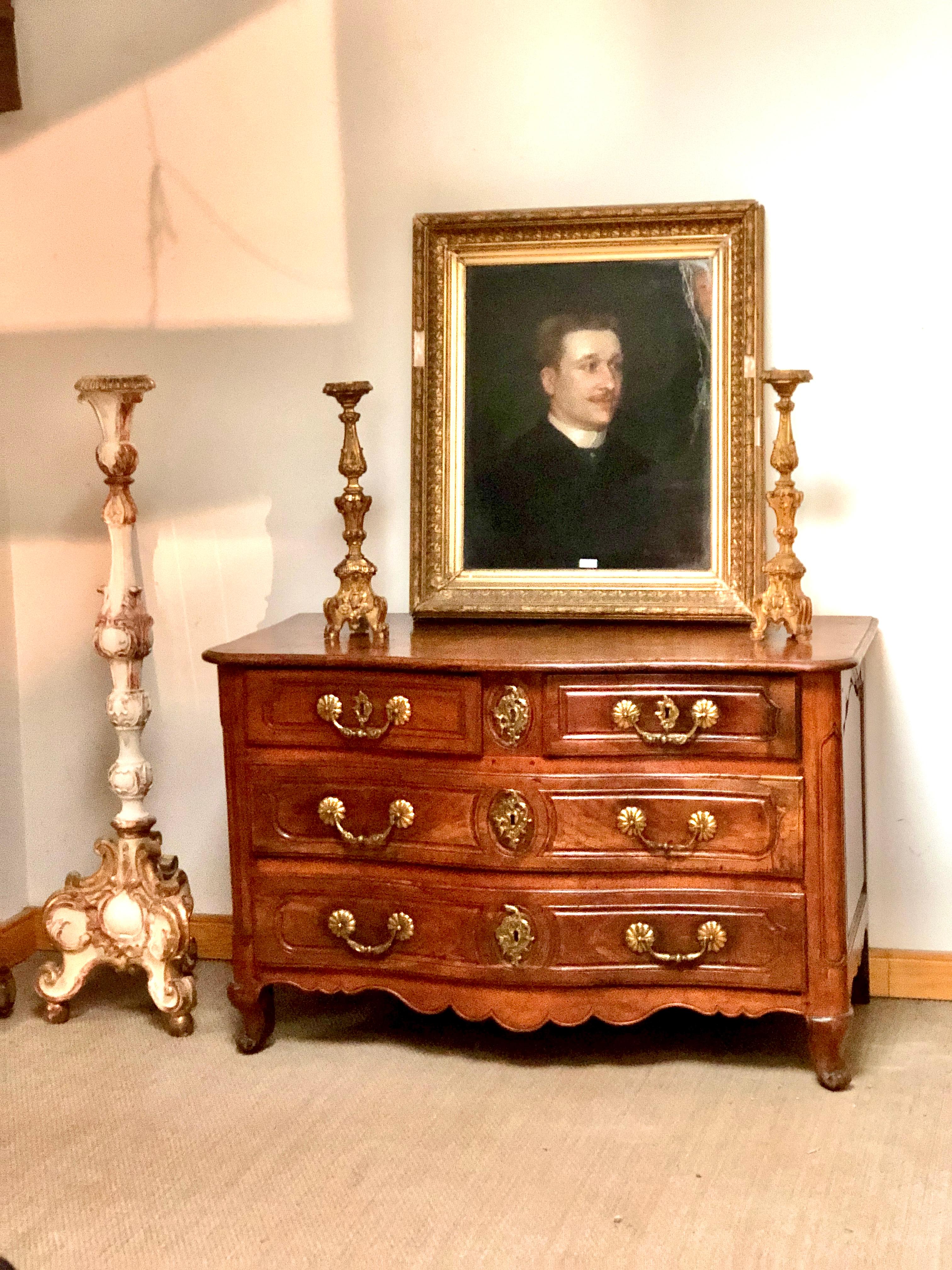 Commode francese del XVIII secolo in legno di frutto in vendita 1