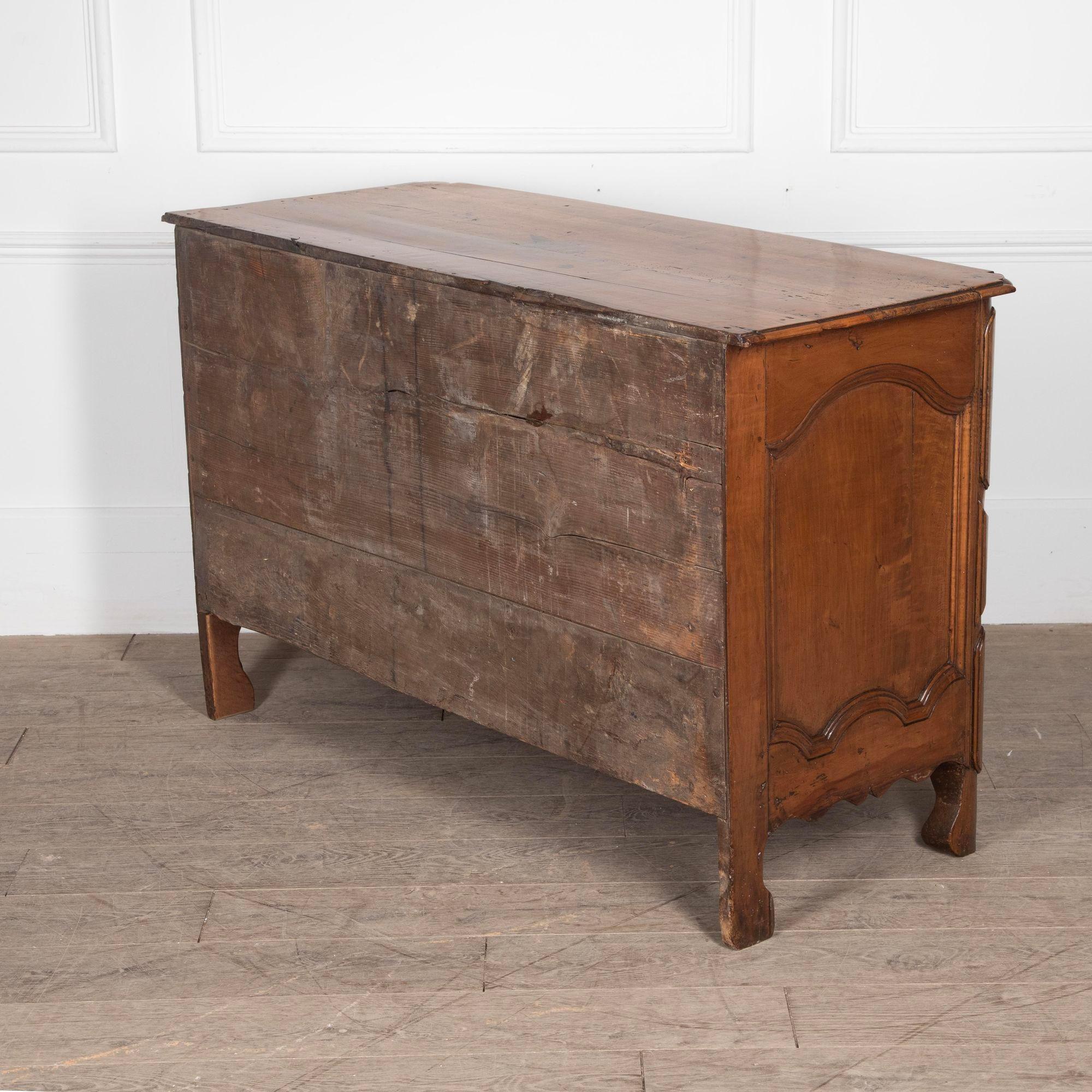 Commode francese del XVIII secolo in legno di frutto in vendita 3