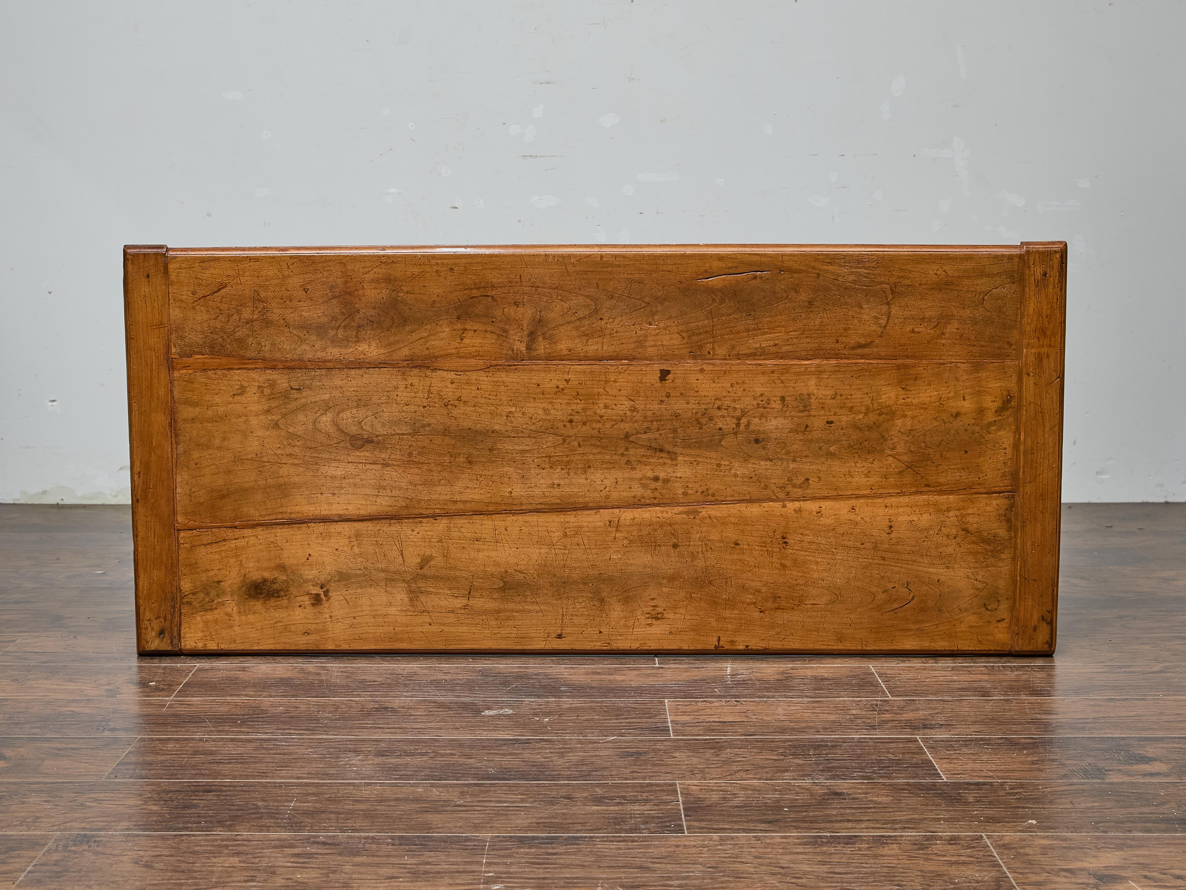 Table de ferme en bois fruitier français du XVIIIe siècle avec traverse en H et patine chaude en vente 3