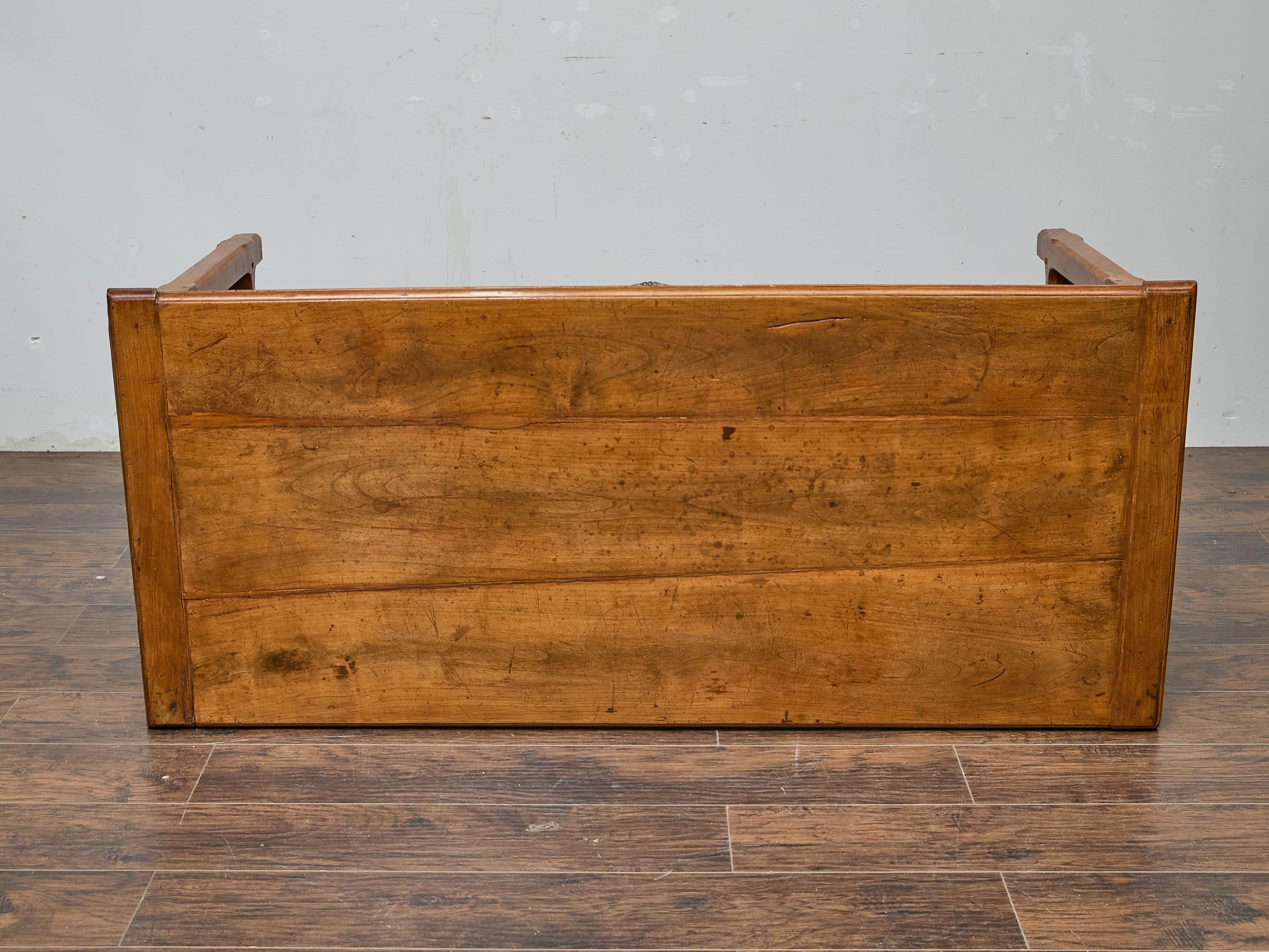 Table de ferme en bois fruitier français du XVIIIe siècle avec traverse en H et patine chaude en vente 4