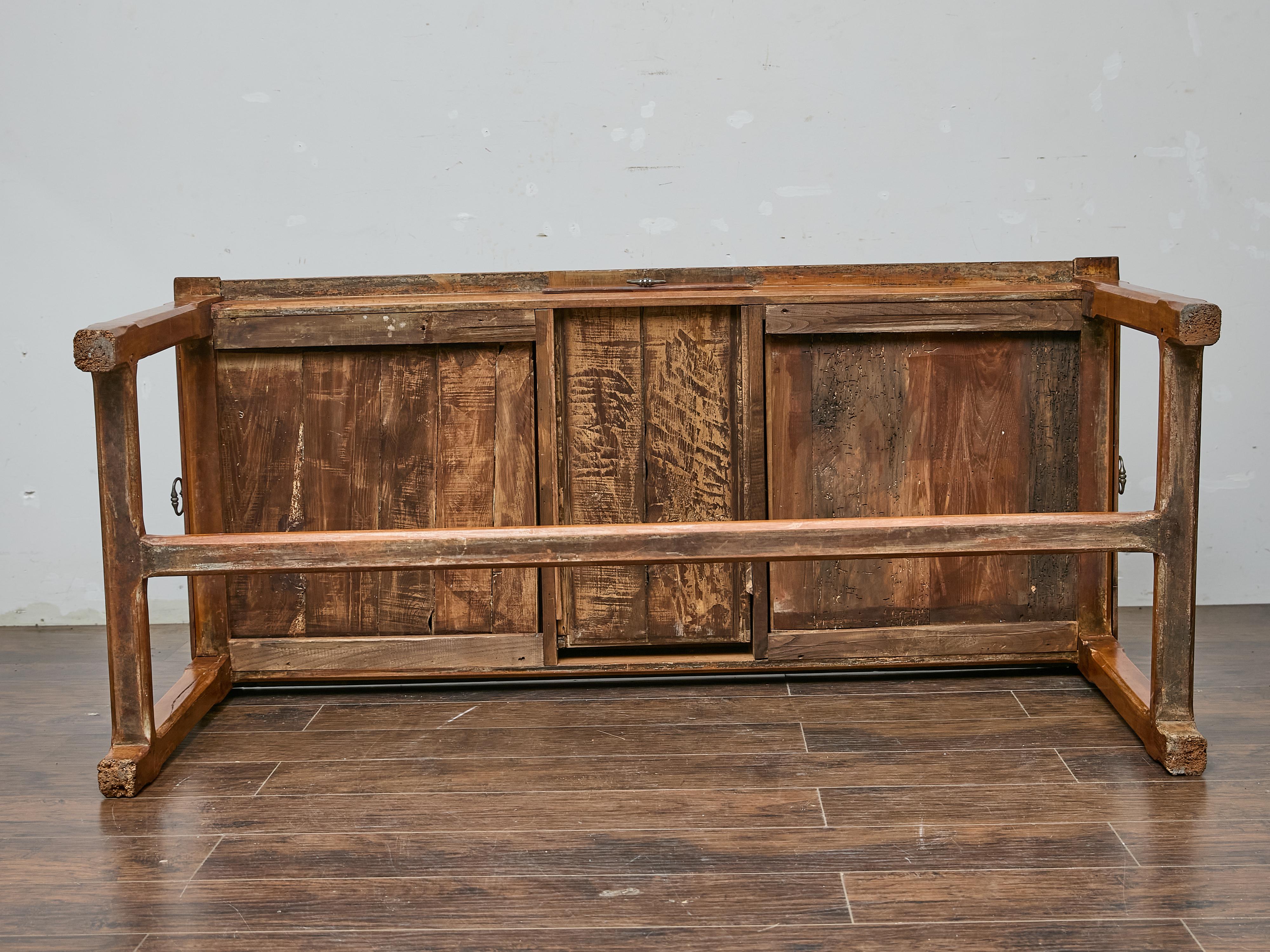 Table de ferme en bois fruitier français du XVIIIe siècle avec traverse en H et patine chaude en vente 5