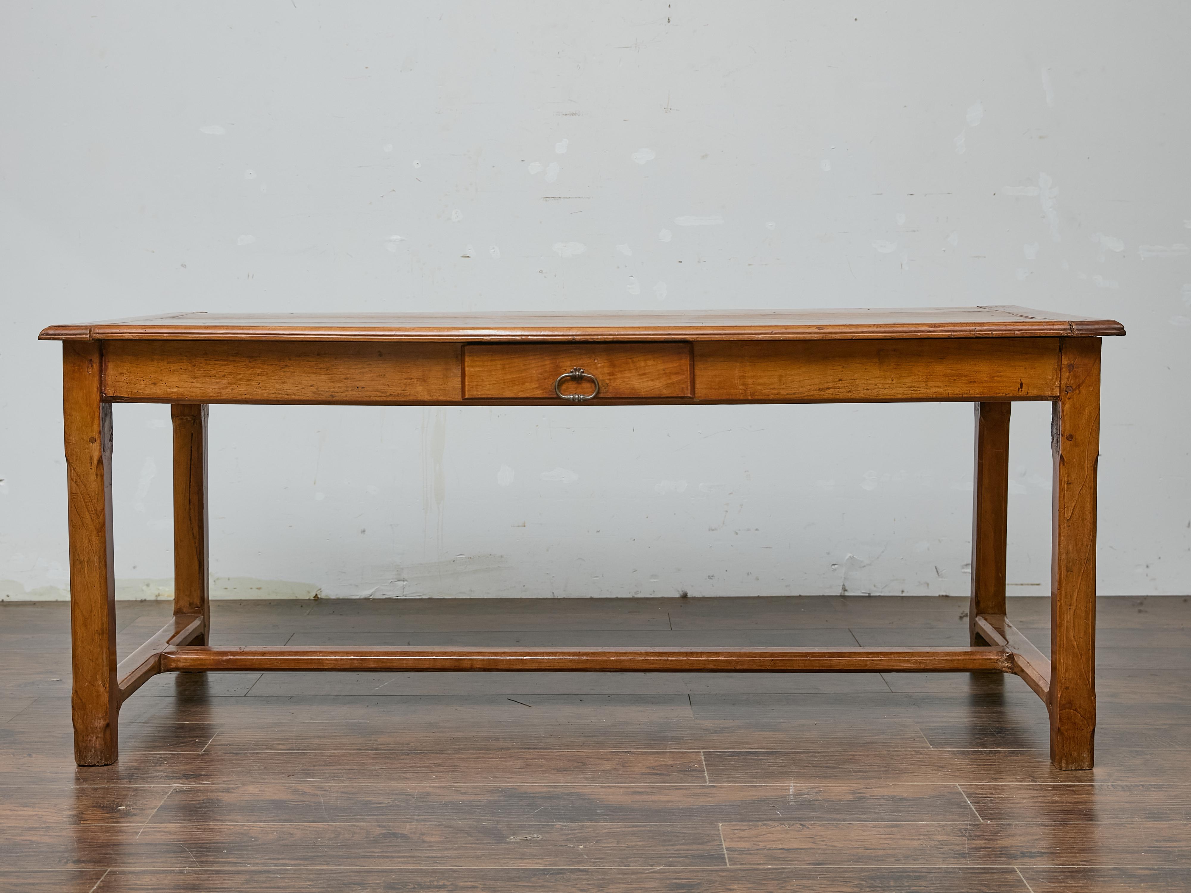 Table de ferme en bois fruitier français du XVIIIe siècle avec traverse en H et patine chaude en vente 6