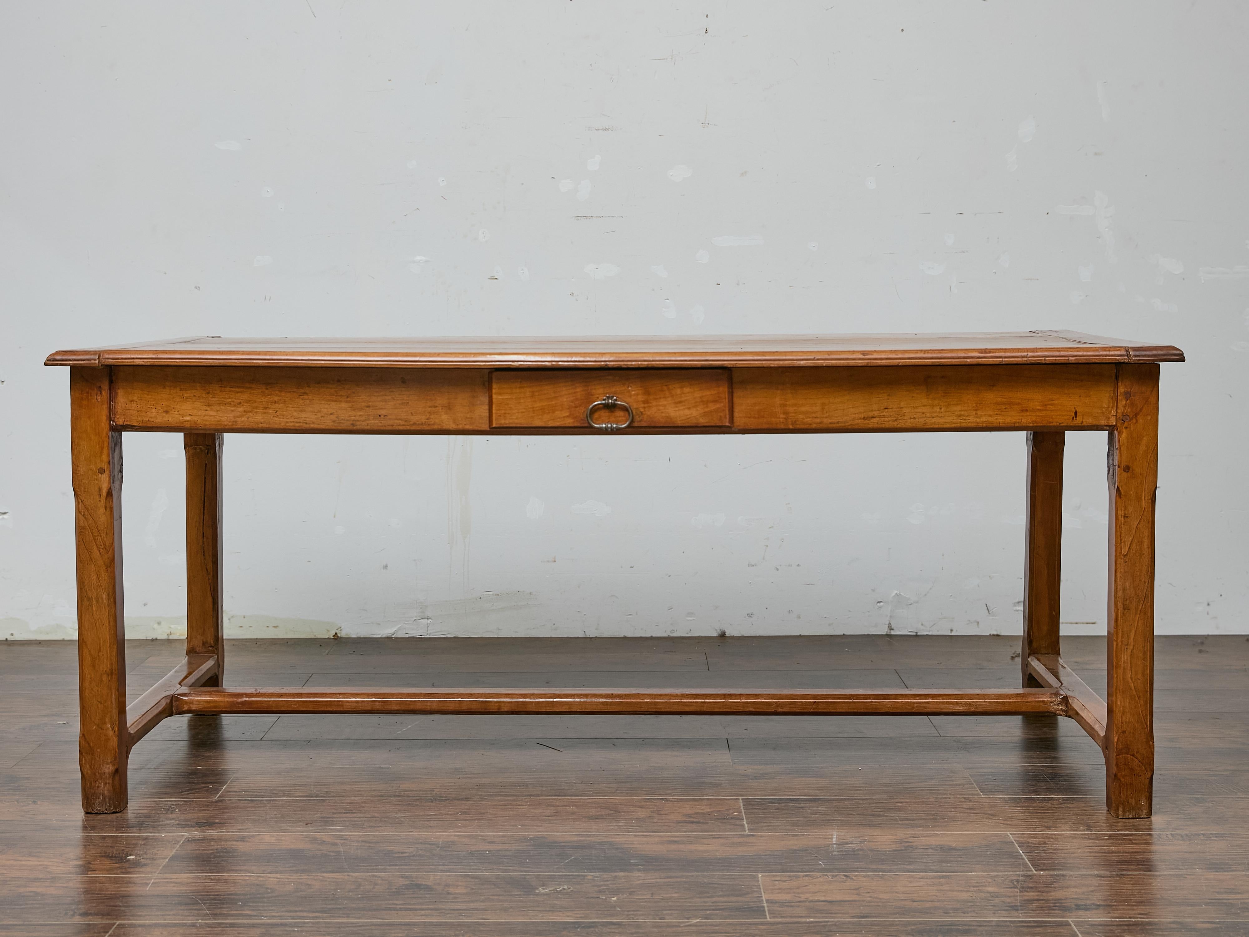 Avec son grain chaud de bois fruitier et son charme rustique, cette table de ferme française du XVIIIe siècle incarne le caractère d'une pièce provinciale bien aimée. La riche patine du bois vieilli met en évidence des générations d'utilisation,