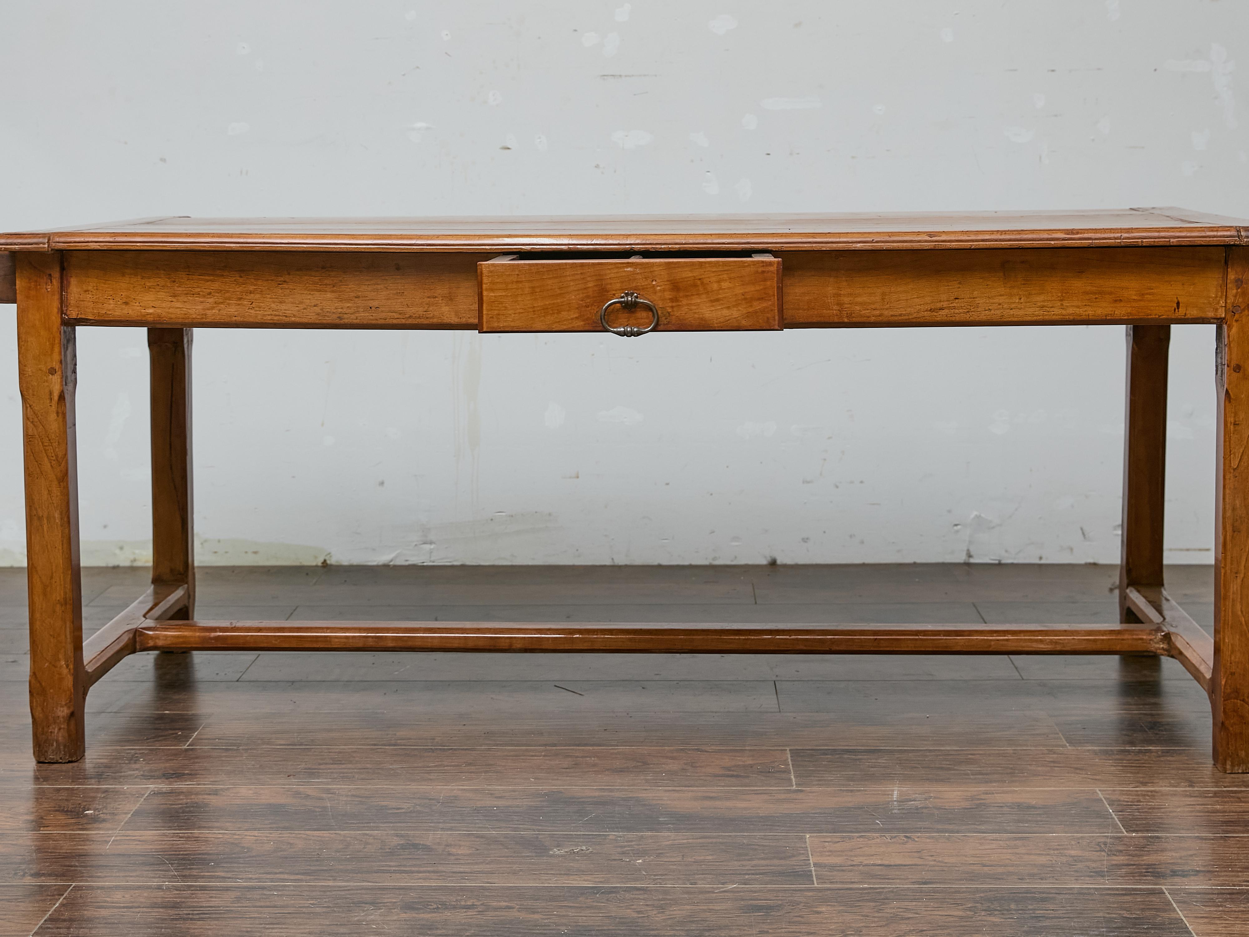Rustique Table de ferme en bois fruitier français du XVIIIe siècle avec traverse en H et patine chaude en vente