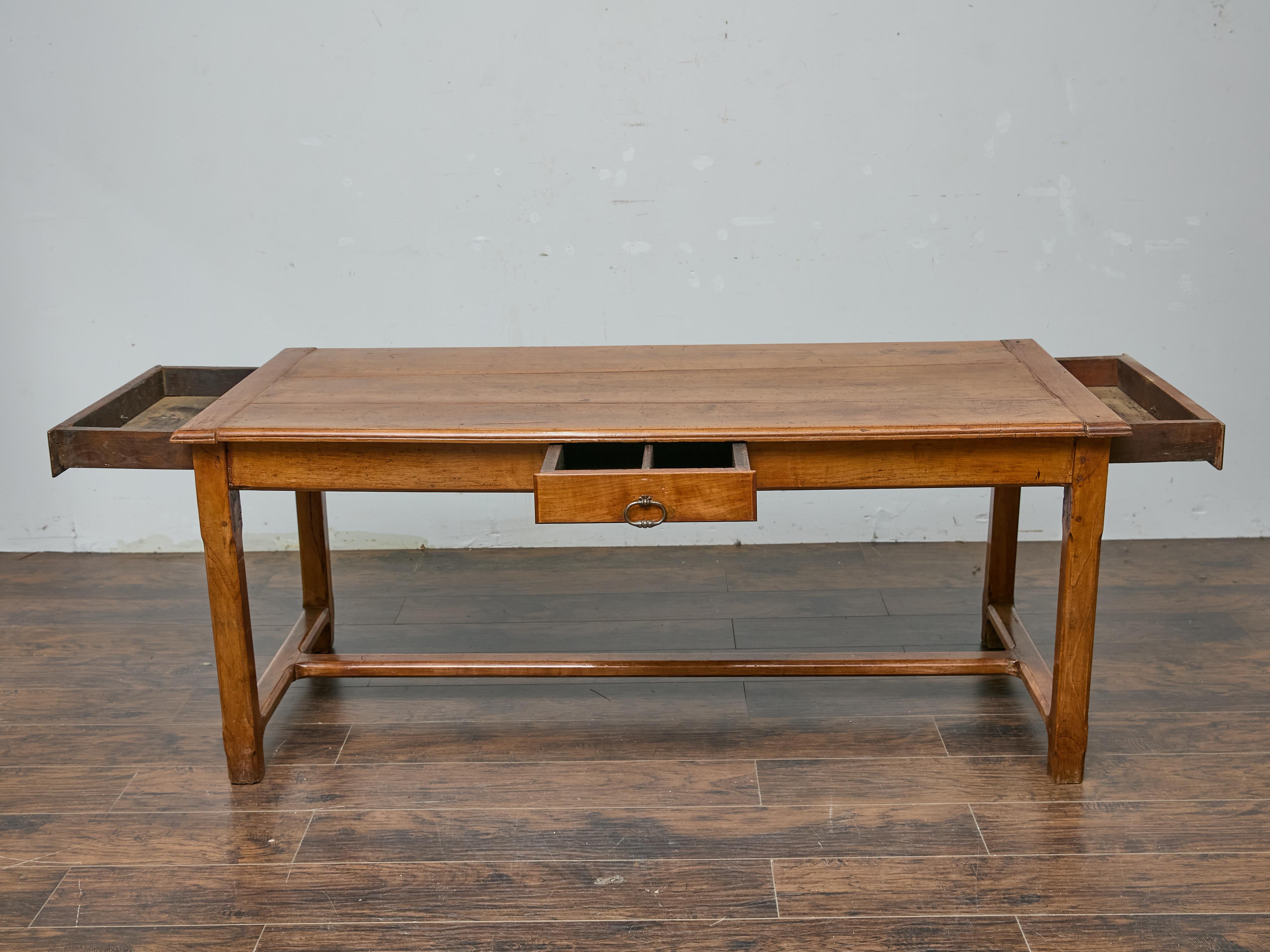 Français Table de ferme en bois fruitier français du XVIIIe siècle avec traverse en H et patine chaude en vente